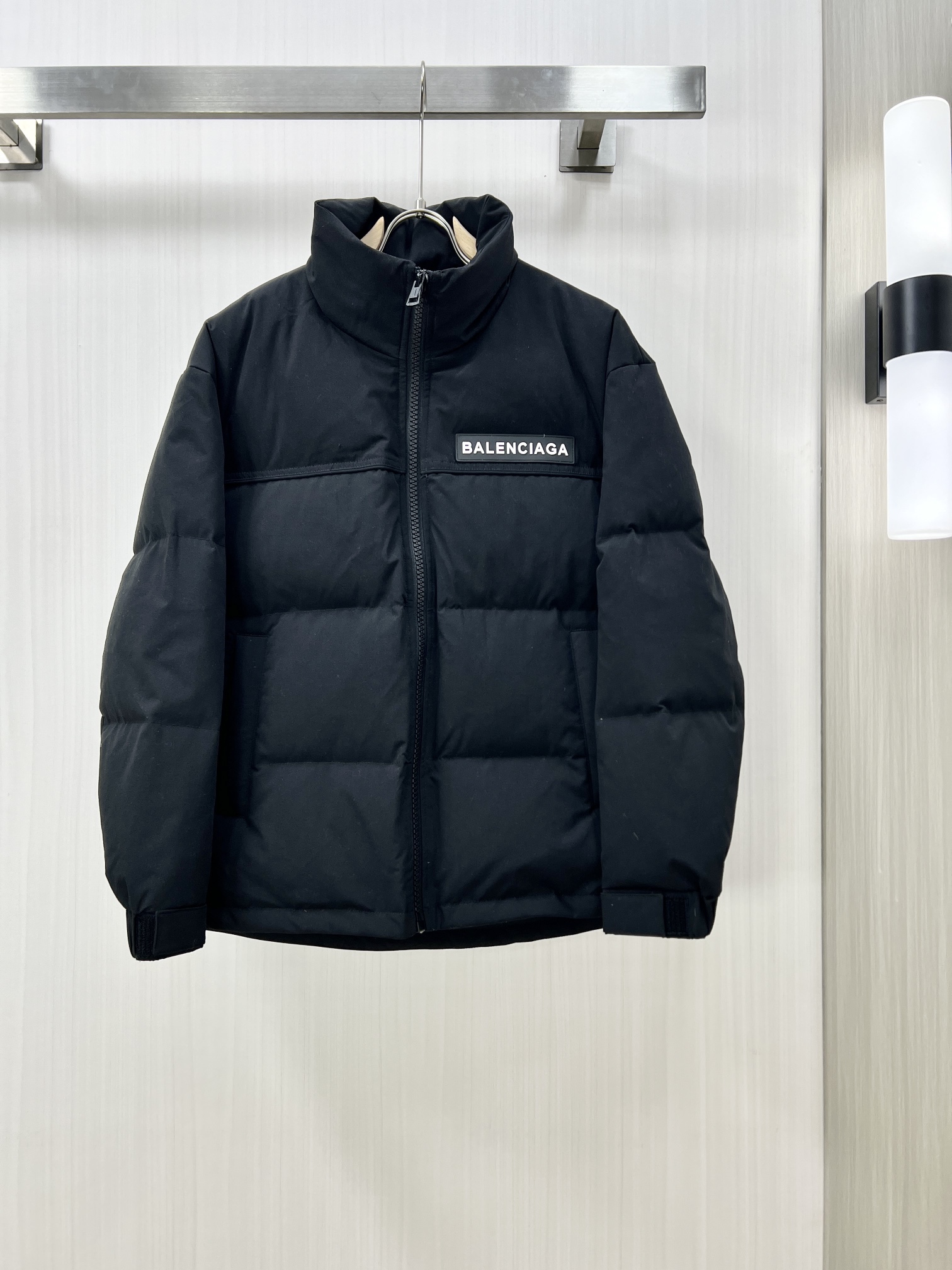 Balenciaga巴黎世家2024秋冬新款羽绒服这款号称羽绒服届最贵的全部90绒的带着经典的Logo组