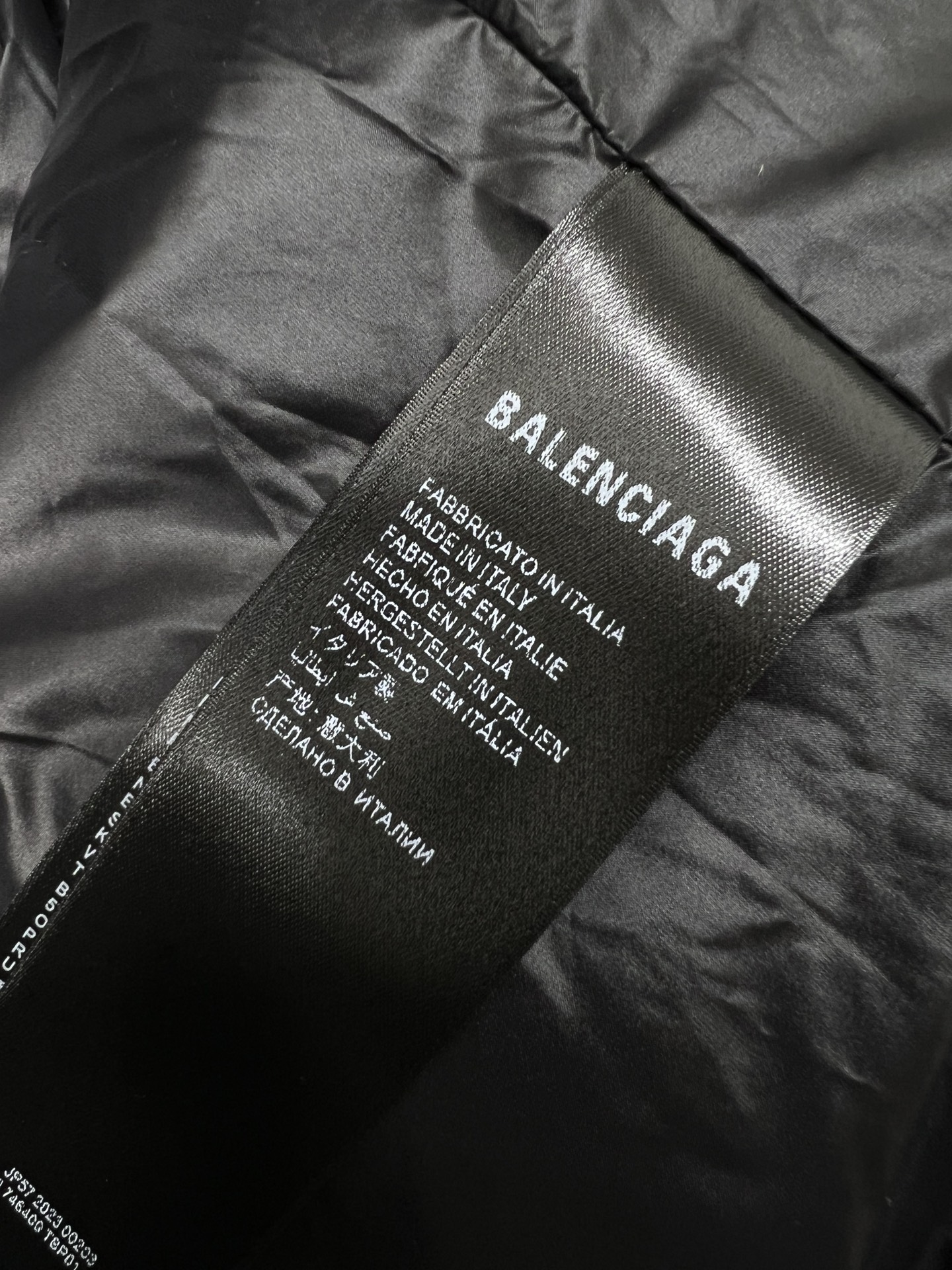 Balenciaga巴黎世家2024秋冬新款羽绒服这款号称羽绒服届最贵的全部90绒的带着经典的Logo组