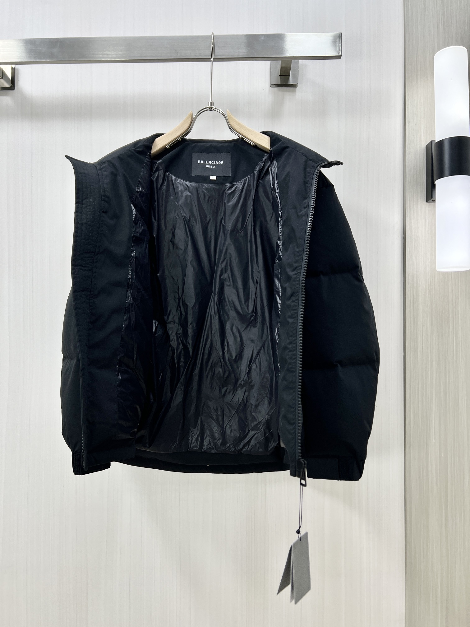 Balenciaga巴黎世家2024秋冬新款羽绒服这款号称羽绒服届最贵的全部90绒的带着经典的Logo组