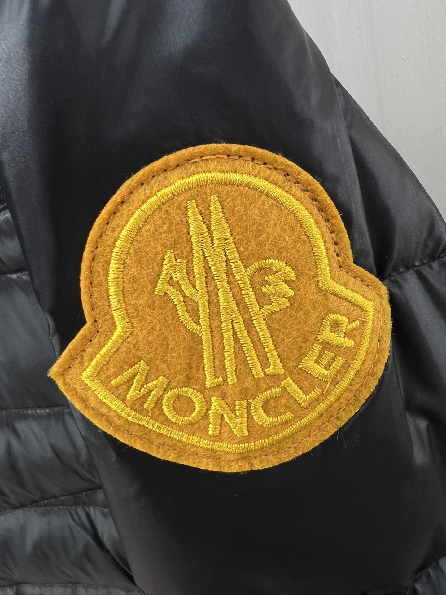 MONCLER蒙口2024秋冬最新男士轻薄羽绒服官网同款专柜在售！客供进口面料防风防雪手感一流质感十足不