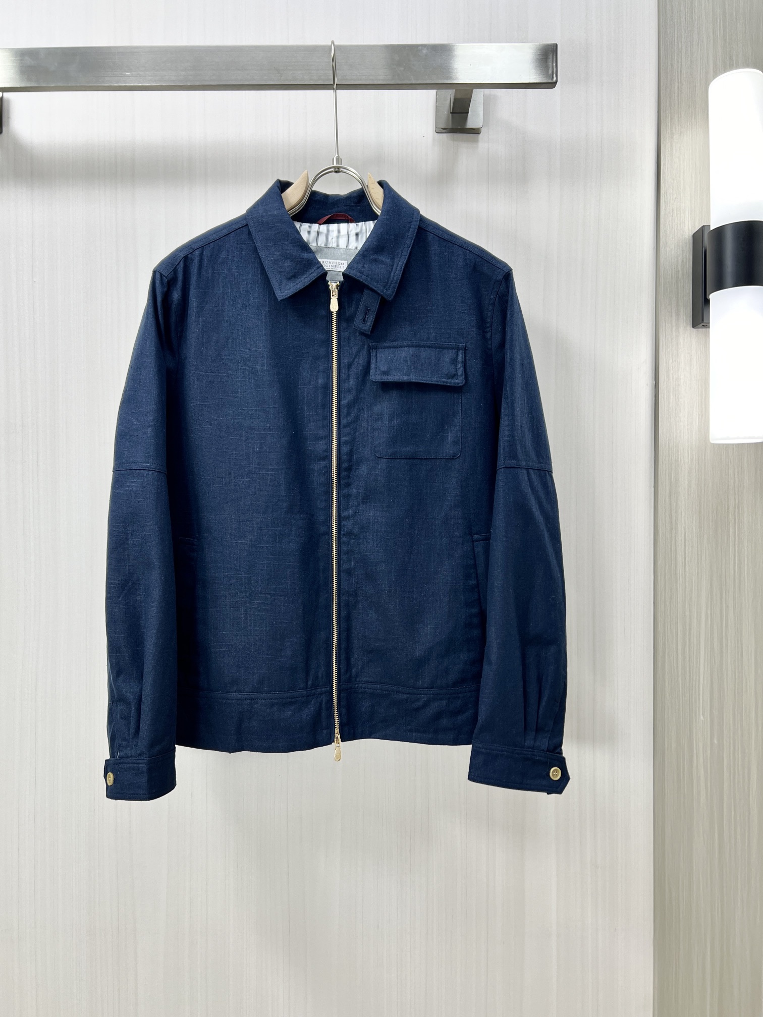 NO:127893,.BC-Brunello Cucineli New light luxury men's, the details and quality are always flawless, the flavor of old money style, customized original cotton denim fabric, original hardware, double bag creative design!  Super soft and tough, with an excellent breathable feel. It comes from world-class trade-level OEM channels, clean and neat. This is BC's unique skill and the latest craftsmanship this quarter. The degree of meticulousness has reached the top, and the loose three-dimensional tailoring design is a unique one. It is a fusion of luxury and fashion!  High-quality fabrics and fashionable designs are loved by men. These usually use light, soft and breathable fabrics, wool blends, etc. to ensure the comfort and warmth of wear. The tailoring focuses on the balance between looseness and fit, showing the high-quality craftsmanship water is a product that combines fashion and comfort. Both quality and design show the brand's pursuit of excellence!  T code number M-3XL, brunello cucinelli, alexander wang19860909.BC-Brunello Cucineli 新款轻奢男,细节品质永远的那么完美无瑕,老钱风的味道,定制原版棉布牛仔面料,原版五金,双袋创意设计！超级柔软且具有韧性,透气感也是绝佳.来自世界级贸易级别的代工厂渠道,干净俐落.这是BC的看家绝活也是本季度的最新工艺.细致化程度已经达到顶端了,宽松立体剪裁的版型设计堪称一绝.属于奢华与时尚的融合！高品质的面料和时尚的设计而受到广大男士的喜爱, 这些通常采用轻薄、柔软且透气的面料,羊毛混纺等,确保穿着的舒适性和温暖度,剪裁上注重宽松与合身的平衡,展现出高品质的工艺水是一种兼具时尚与舒适度的产品,无论是品质还是设计都展现了品牌的卓越追求！ T码数M-3XL,,brunello cucinelli,alexander wang,Men's clothing