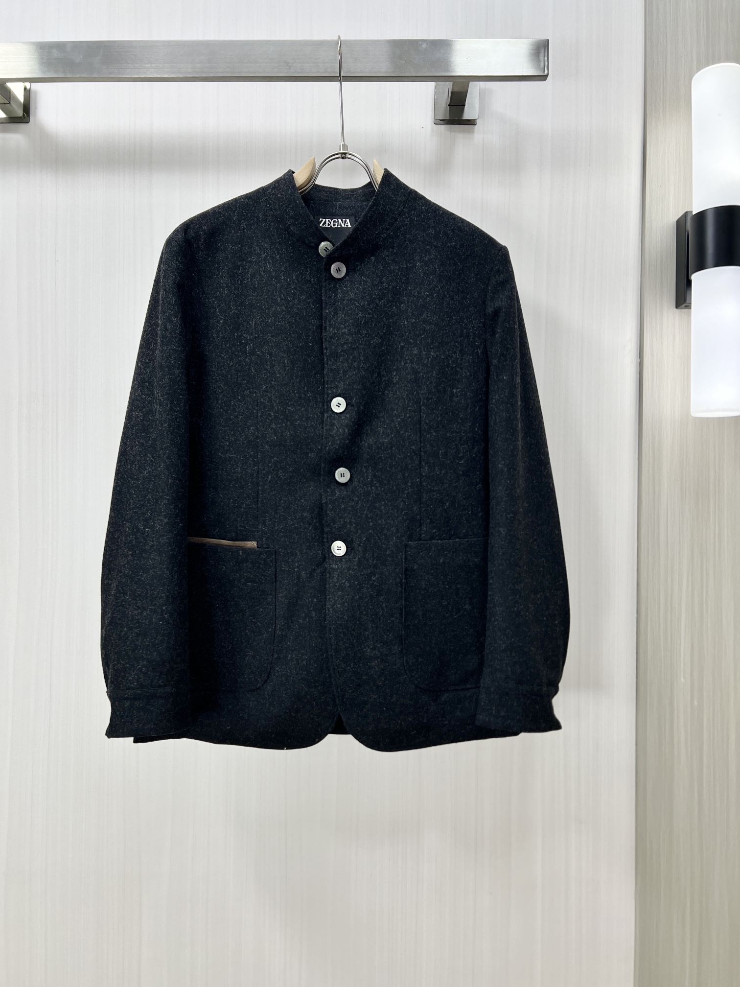 NO:127896,.ZEGNA New counters are available at the same time!  Exclusive for men's business administration business casual/mulberry silk wool blend/series jackets!  The reason why the IL Conte jacket tribute series is called is that the Italian king gave Mr. EZ the title in 1935. Mr. EZ is not only a businessman but also a philanthropist. At the same time, the entire family has created the Oasi Oasis after five generations, with a 100 square kilometers of natural forest protection area, truly integrating nature and humanities and achieving vertical integration!  The fabrics and accessories are all supplied by customers. The top-notch merino wool raw materials imported from Australia are made of Italian century-old workshops, and are made of precious materials for mixed golden ratio mulberry silk to create an extremely luxurious fabric. In addition, the fabric itself is blended with a variety of colors and textiles, enriching the overall vision and creating an excellent touch experience, with excellent breathability!  The craftsmanship is exquisite and exquisite. Every detail shows the brand's strict quality requirements. The medium-length single-breasted placket design is equipped with a stand-up collar that can be turned outward. The pocket and rear collar are decorated with an iconic lambskin badge logo. The buttons are made of finely polished deep-sea mother shells. Each particle has a unique pattern structure and has an extremely high-end gloss. It is engraved with an exquisite brand logo!  First-class tailoring, light and versatile color matching, suitable for everyday wear t 48-54, zegna, jackets & coats, jackets & coats, sheepskin, gold, alexander wang19860909.ZEGNA 杰尼亚 新款柜台同步发售！独家专供 男士商务行政商务休闲/桑蚕丝羊毛混纺/系列夹克外套！IL Conte外套致敬系列之所以叫,因为意大利国王在 1935 年赋予EZ先生的头衔,EZ先生不仅是一个商人还是一位慈善家,同时整个家族历经五代人造就了Oasi绿洲,拥有100平方公里的自然森林保护区域,真正的将自然与人文融为一体,实现纵向一体化！面料与辅料皆为客供,澳洲纯进口的顶级美利奴羊毛原料,意大利百年工坊定织定染而成,混合黄金比例桑蚕丝矜贵材质,打造出极为奢华的面料,另外面料本身由多种色彩纺织交融,丰富了整体视觉,并缔造出极为出色的触感体验,透气性非常优越！工艺精湛考究,每一处细节皆在彰显品牌对于品质的苛刻要求,中长款单排扣门襟设计,搭载立领可外翻细节,口袋处及后领饰有标志性小羊皮徽章标识,纽扣采用深海母贝精细打磨制成,每一粒都有着独一无二的纹路构造,且有着极为高级的光泽度,上面镌刻有精美的品牌标识！剪裁一流,配色轻熟百搭,符合日常各种穿搭t 48-54,,zegna,jackets & coats,jackets & coats,sheepskin,gold,alexander wang,Men's clothing