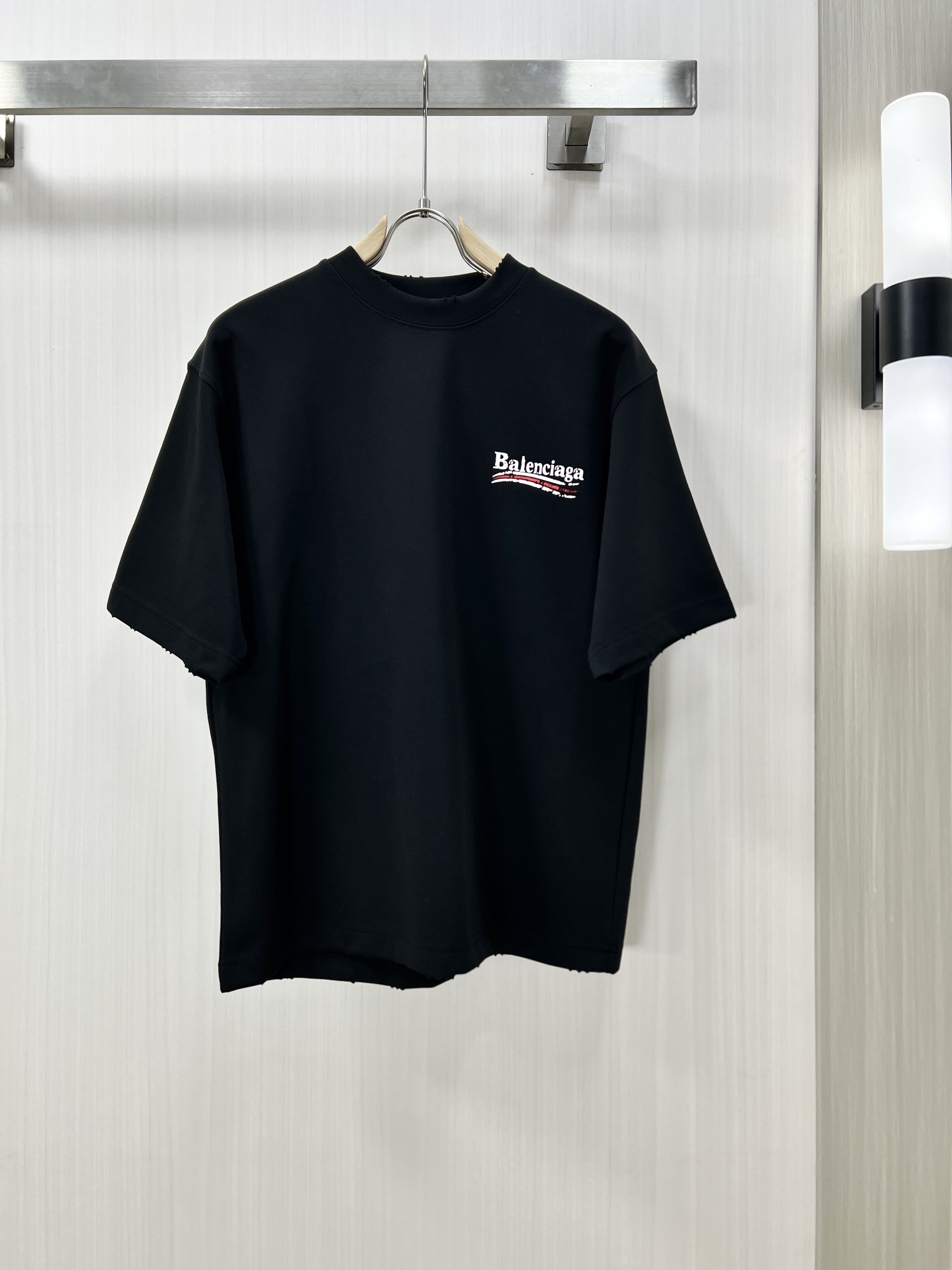 NO:120401,.BALENCIAGA Balenciaga new autumn and winter products, round neck thickened short sleeves, high-end custom versatile style, classic counter element design, more practical, anyone can easily control the fabric, full customization process, luxury brand classic brand letter logo design, very high-end those who understand goods must enter!  The style and tailoring are slim styles, which are very exquisite, showing aura and highlighting the exquisiteness of business men. This is the unique feature. The perfect slim fit, and the kk upper body effect is very good!  Counter size 48-54, balenciaga, balenciaga, T-shirt, alexander wang19860909.BALENCIAGA 巴黎世家 秋冬新品时尚圆领加厚短袖高级定制百搭款式 专柜经典元素设计 更有实用感 任何人都可以轻松驾驭 面料全订制工艺 奢华品牌经典品牌字母logo设计,非常显档次懂货的必须入！版型剪裁属于修身款 非常精致,显气场,又会凸显商务男士的精致,这就是独到之处,恰到好处的修身,kk上身效果非常赞！专柜尺码48-54,,balenciaga,balenciaga,T-shirt,alexander wang,Men's clothing