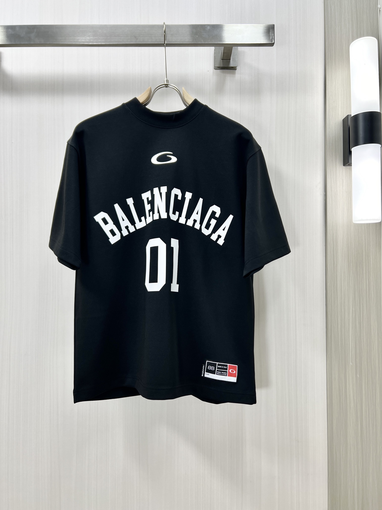 NO:127909,.BALENCIAGA New fashion round neck thickened short sleeves high-end custom versatile style, classic counter element design, more practical, anyone can easily control the fabric, full customization craftsmanship, luxury brand classic brand letter logo design, very high-end those who understand goods must enter!  The style and tailoring are slim styles, which are very exquisite, showing aura and highlighting the exquisiteness of business men. This is the unique feature. The perfect slim fit, and the kk upper body effect is very good!  Counter size 48-54, balenciaga, balenciaga, T-shirt, alexander wang19860909.BALENCIAGA 巴黎世家 新品时尚圆领加厚短袖高级定制百搭款式 专柜经典元素设计 更有实用感 任何人都可以轻松驾驭 面料全订制工艺 奢华品牌经典品牌字母logo设计,非常显档次懂货的必须入！版型剪裁属于修身款 非常精致,显气场,又会凸显商务男士的精致,这就是独到之处,恰到好处的修身,kk上身效果非常赞！专柜尺码48-54,,balenciaga,balenciaga,T-shirt,alexander wang,Men's clothing