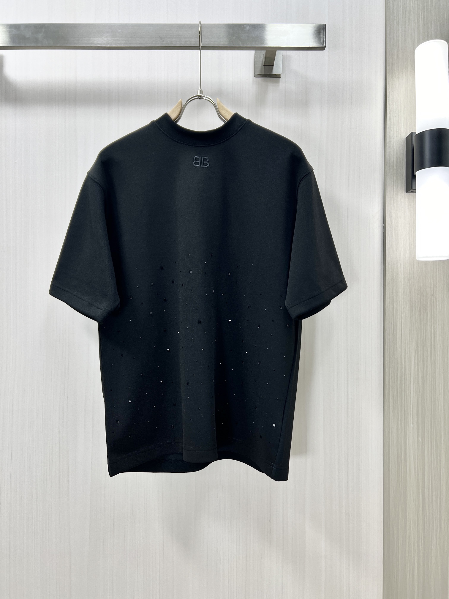 NO:127888,.BALENCIAGA New fashion round neck thickened short sleeves high-end custom versatile style, classic counter element design, more practical, anyone can easily control the fabric, full customization craftsmanship, luxury brand classic brand letter logo design, very high-end those who understand goods must enter!  The style and tailoring are slim styles, which are very exquisite, showing aura and highlighting the exquisiteness of business men. This is the unique feature. The perfect slim fit, and the kk upper body effect is very good!  Counter size 48-54, balenciaga, balenciaga, T-shirt, alexander wang19860909.BALENCIAGA 巴黎世家 新品时尚圆领加厚短袖高级定制百搭款式 专柜经典元素设计 更有实用感 任何人都可以轻松驾驭 面料全订制工艺 奢华品牌经典品牌字母logo设计,非常显档次懂货的必须入！版型剪裁属于修身款 非常精致,显气场,又会凸显商务男士的精致,这就是独到之处,恰到好处的修身,kk上身效果非常赞！专柜尺码48-54,,balenciaga,balenciaga,T-shirt,alexander wang,Men's clothing