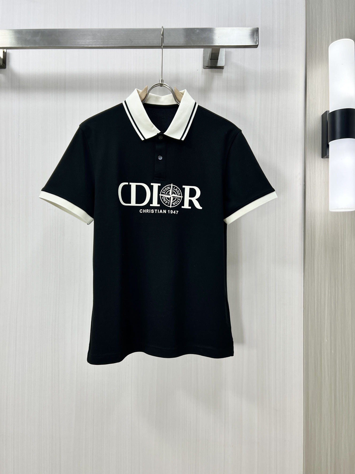 NO:120407,.DIOR 25SS new spring and summer short-sleeved lapel T-shirt polo, the highest version is customized high-end vermill fabric simple and fashionable, and the color-blocking thread is super beautiful!  The classic logo of the chest cover logo is simple and elegant!  Full of high-end feel, wearable in all seasons. Simple European style D code M-3XL, dior, dior, Moncler, T-shirt, tees, t-shirt, alexander wang19860909.DIOR 迪奥 25SS新款春夏短袖翻领T恤polo,最高版本客供定制高端朱地面料简单时尚款,拼色螺纹超级好看！胸前蒙口标志经典logo简单大方的款式！满满的高级感,四季可穿.简欧风格D码数M-3XL,,dior,dior,Moncler,T-shirt,tees，t-shirt,alexander wang,Men's clothing