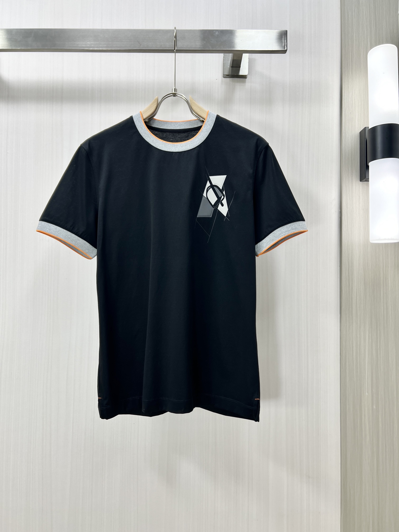 NO:120408,.Hemes Hermes high-end fabrics 2025 spring and summer new products are available for sale, fashionable classic round neck short-sleeved fashion item design, more fashionable and comfortable, high-standard customization, very stylish upper body, classic LOGO pattern on the chest brand customer-supplied auxiliary materials, customer-supplied imported high-end fabrics with very delicate texture, exquisite details and exquisite craftsmanship, extremely shaping item, can be matched with any fashion, super good style, a must-have item for trendy men D counter size: M-3xl Shipping the next day!  , hermes, T-shirt,alexander wang19860909.Hemes 爱马仕 高定面料 2025春夏新品上市时尚经典圆领短袖时尚单品设计,更加时尚舒适,高标准定制,上身非常有型,胸前品牌经典LOGO 图案 客供辅料,客供进口高档面料质感非常细腻,细节工艺精湛考究,塑造性极高的一款单品,任何时装都可以搭配,版型超级好 潮男必备单品 D专柜尺码:M-3xl 隔天出货！,,hermes,T-shirt,alexander wang,Men's clothing