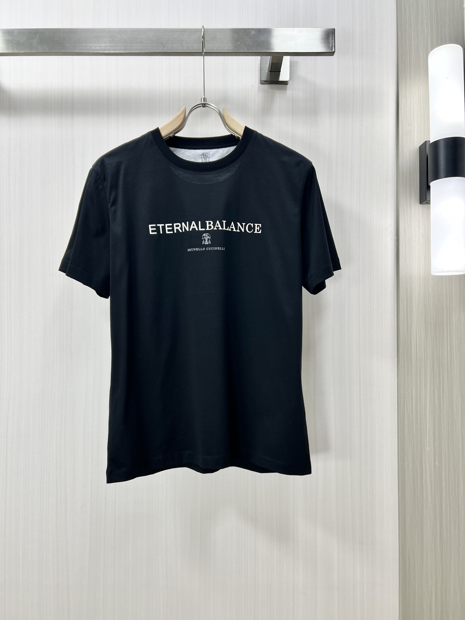 NO:120410,.BC high-end fabrics 2025 spring and summer new products are launched in the market, fashionable classic round neck short-sleeved fashion item design, more fashionable and comfortable, high-standard customization, very stylish upper body, classic LOGO pattern on the chest brand customer-supplied auxiliary materials, customer-supplied imported high-end fabrics with very delicate texture, exquisite details and exquisite craftsmanship, extremely shaping item, can be matched with any fashion, super good style, a must-have item for trendy men D counter size: M-3xl Shipping the next day!  ,T-shirt,alexander wang19860909.BC 高定面料 2025春夏新品上市时尚经典圆领短袖时尚单品设计,更加时尚舒适,高标准定制,上身非常有型,胸前品牌经典LOGO 图案 客供辅料,客供进口高档面料质感非常细腻,细节工艺精湛考究,塑造性极高的一款单品,任何时装都可以搭配,版型超级好 潮男必备单品 D专柜尺码:M-3xl 隔天出货！,,T-shirt,alexander wang,Men's clothing