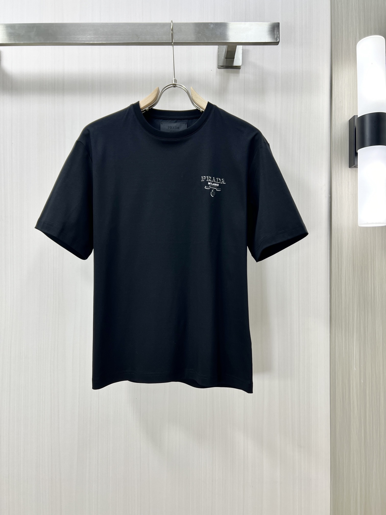 NO:120399,.PRADA Prada high-end fabric 2025 spring and summer new products are launched in the market, fashionable classic round neck short-sleeved fashion item design, more fashionable and comfortable, high-standard customization, very stylish upper body, classic LOGO pattern on the chest brand customer-supplied auxiliary materials, customer-supplied imported high-end fabric with very delicate texture, exquisite details and exquisite craftsmanship, extremely shaping item, can be matched with any fashion, super good style, a must-have item for trendy men D counter size: M-3xl Shipping the next day!  ,,prada,prada,T-shirt,alexander wang19860909.PRADA 普拉达 高定面料 2025春夏新品上市时尚经典圆领短袖时尚单品设计,更加时尚舒适,高标准定制,上身非常有型,胸前品牌经典LOGO 图案 客供辅料,客供进口高档面料质感非常细腻,细节工艺精湛考究,塑造性极高的一款单品,任何时装都可以搭配,版型超级好 潮男必备单品 D专柜尺码:M-3xl 隔天出货！,,prada,prada,T-shirt,alexander wang,Men's clothing