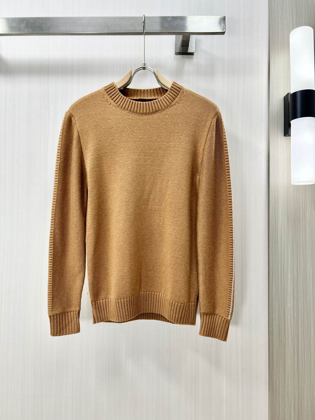 NO:120409,.LP wool blended high-end elite men must have minimalist urban wool sweater. Rare orders from Italy, top luxury brand L knitted sweater for elite men must have, minimalist body shape, top wool cotton blend, perfect inner wear with high-neck artifact!  Showing the brand's luxurious temperament, a must-have for urban handsome men!  The top luxury brand L from Italy with a long history and noble luxury has been pursuing excellent quality and handicrafts for the past hundred years. The L products are the best choice in any aspect. They must have styles, effect on the upper body, tailoring, design and design, and they are lasting. The aristocratic aura of the upper body cannot be replaced and they are very classy!  The top-grade wool blend texture, the clean body is unmodified, the overall feel is extremely comfortable and the skin-friendly effect is high-end. This item is destined to be born for outfits, perfectly meeting the needs of various outfits. It is extremely extraordinary, and the grade and charm are extremely outstanding and eye-catching. The craftsmanship can accurately combine it with the material, and bjj can better demonstrate the brand's grade and fashionable temperament!  T size 48-54, loro piana, loro piana, sweaters, alexander wang19860909.LP 羊毛混纺高端精英男士必备极简都市羊毛毛衣.意大利同渠道稀有订单,精英级男士必备的顶奢品牌L针织羊毛衣,极简的衣身造型,顶级羊毛棉质混纺,完美的内穿搭配高领神器！呈现出品牌的奢华气质范儿,都市型男必备！来自意大利历史悠久尊贵奢华的顶奢品牌L在过去一百年来Loro 直追求卓越的质量和手工.L东西无论是哪个方面都是最好的选择,要款式有款式,要上身效果有效果,要剪裁有剪裁,要设计有设计,而且经久不衰,上身的贵族气场无法替代,并且很有档次！ 顶级羊毛混纺质地,净版衣身无修饰,整体的触感极为舒适,亲肤效果高级,这种单品注定了就是为穿搭所生,完美的符合各种穿搭的所需.极为非凡,档次与魅力更是极为的出色亮眼,工艺能将其与材质精密结合,bjj更能够彰显出品牌的档次与时髦气质所在！ T尺码48-54,,loro piana,loro piana,sweaters,alexander wang,Men's clothing