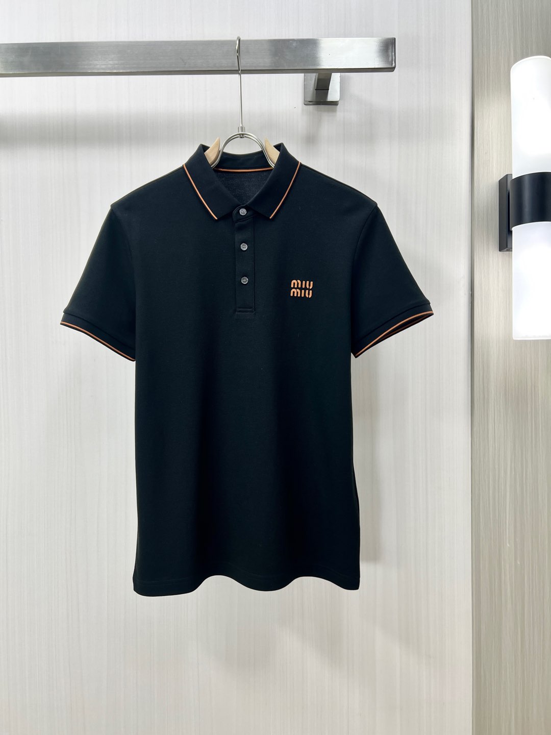 NO:141717,.MIUMIU 25SS new spring and summer short-sleeved lapel T-shirt polo, the highest version is customized high-end vermill fabric simple and fashionable, and the color-blocking thread is super beautiful!  The classic logo of the chest cover logo is simple and elegant!  Full of high-end feel, wearable in all seasons. Simple European style D-digit M-3XL, miumiu, Moncler, T-shirt, tees, t-shirt, alexander wang19860909.MIUMIU 25SS新款春夏短袖翻领T恤polo,最高版本客供定制高端朱地面料简单时尚款,拼色螺纹超级好看！胸前蒙口标志经典logo简单大方的款式！满满的高级感,四季可穿.简欧风格D码数M-3XL,,miumiu,Moncler,T-shirt,tees，t-shirt,alexander wang,Men's clothing