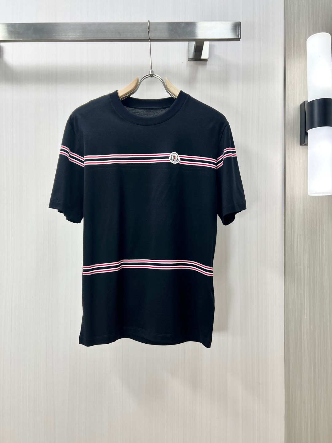 NO:141709,.MONCLER matte high-end fabric 2025 spring and summer new product is launched in the market for fashionable classic round neck short-sleeved fashion item design, more fashionable and comfortable, high-standard customization, very stylish upper body, classic LOGO pattern on the chest brand customer-supplied auxiliary materials, customer-supplied imported high-end fabric with very delicate texture, exquisite details and exquisite craftsmanship, extremely shaping item, can be matched with any fashion, super good style, a must-have item for trendy men D counter size: M-3xl Shipping the next day!  ,,christian louboutin,Moncler,T-shirt,alexander wang19860909.MONCLER 蒙口 高定面料 2025春夏新品上市时尚经典圆领短袖时尚单品设计,更加时尚舒适,高标准定制,上身非常有型,胸前品牌经典LOGO 图案 客供辅料,客供进口高档面料质感非常细腻,细节工艺精湛考究,塑造性极高的一款单品,任何时装都可以搭配,版型超级好 潮男必备单品 D专柜尺码:M-3xl 隔天出货！,,christian louboutin,Moncler,T-shirt,alexander wang,Men's clothing