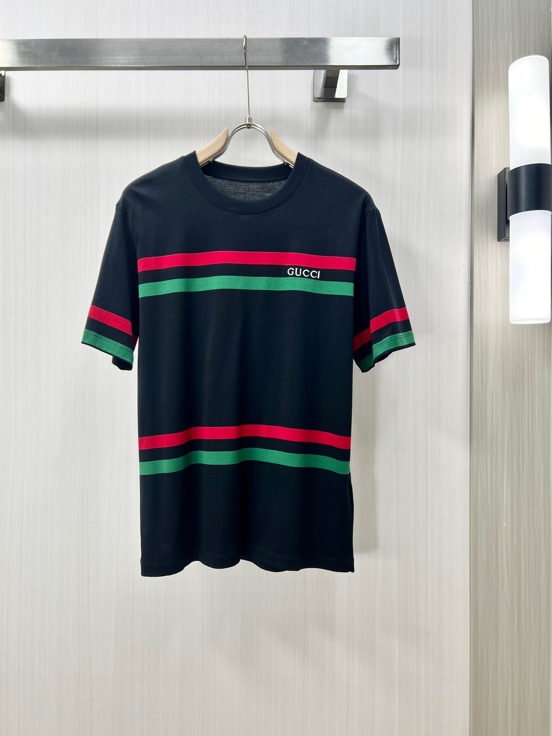 NO:141711,.GUCCI Guqi high-end fabric 2025 spring and summer new products are available for sale, fashionable classic round neck short-sleeved fashion item design, more fashionable and comfortable, high-standard customization, very stylish upper body, classic LOGO pattern on the chest brand customer-supplied auxiliary materials, customer-supplied imported high-end fabric with very delicate texture, exquisite details and exquisite craftsmanship, extremely shaping item, can be matched with any fashion, super good style, a must-have item for trendy men D counter size: M-3xl Shipping the next day!  ,gucci,T-shirt,alexander wang19860909.GUCCI 古奇 高定面料 2025春夏新品上市时尚经典圆领短袖时尚单品设计,更加时尚舒适,高标准定制,上身非常有型,胸前品牌经典LOGO 图案 客供辅料,客供进口高档面料质感非常细腻,细节工艺精湛考究,塑造性极高的一款单品,任何时装都可以搭配,版型超级好 潮男必备单品 D专柜尺码:M-3xl 隔天出货！,,gucci,T-shirt,alexander wang,Men's clothing