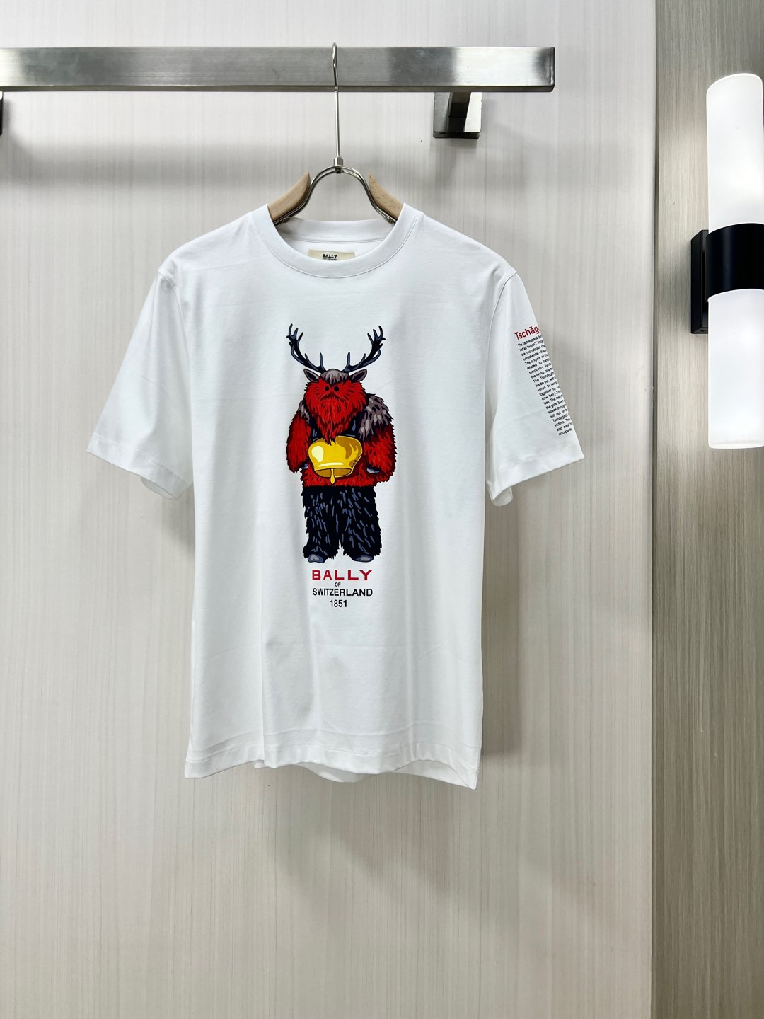 NO:141715,.BALLY high-end fabrics 2025 spring and summer new products are launched in the market. Fashionable classic round neck short-sleeved fashion item design, more fashionable and comfortable, high-standard customization, very stylish upper body, classic LOGO pattern on the chest brand customer-supplied auxiliary materials, customer-supplied imported high-end fabrics with very delicate texture, exquisite details and exquisite craftsmanship, and extremely shaping items, which can be matched with any fashion, and the style is super good. A must-have item for trendy men. Counter size: M-3xl. Shipping the next day!  ,T-shirt,alexander wang19860909.BALLY 高定面料 2025春夏新品上市时尚经典圆领短袖时尚单品设计,更加时尚舒适,高标准定制,上身非常有型,胸前品牌经典LOGO 图案 客供辅料,客供进口高档面料质感非常细腻,细节工艺精湛考究,塑造性极高的一款单品,任何时装都可以搭配,版型超级好 潮男必备单品 D专柜尺码:M-3xl 隔天出货！,,T-shirt,alexander wang,Men's clothing