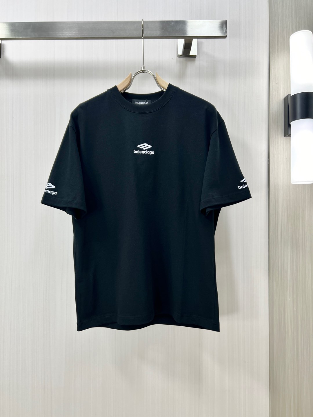 NO:127906,.BALENCIAGA Balenciaga high-end fabric 2025 spring and summer new products are launched in the market, fashionable classic round neck short-sleeved fashion item design, more fashionable and comfortable, high-standard customization, very stylish upper body, classic LOGO pattern on the chest brand customer-supplied auxiliary materials, customer-supplied imported high-end fabric with very delicate texture, exquisite details and exquisite craftsmanship, extremely shaping item, can be matched with any fashion, super good style, a must-have item for trendy men kk counter size: M-2xl shipped the next day!  ,balenciaga,balenciaga,T-shirt,alexander wang19860909.BALENCIAGA 巴黎世家 高定面料 2025春夏新品上市时尚经典圆领短袖时尚单品设计,更加时尚舒适,高标准定制,上身非常有型,胸前品牌经典LOGO 图案 客供辅料,客供进口高档面料质感非常细腻,细节工艺精湛考究,塑造性极高的一款单品,任何时装都可以搭配,版型超级好 潮男必备单品 kk专柜尺码:M-2xl 隔天出货！,,balenciaga,balenciaga,T-shirt,alexander wang,Men's clothing