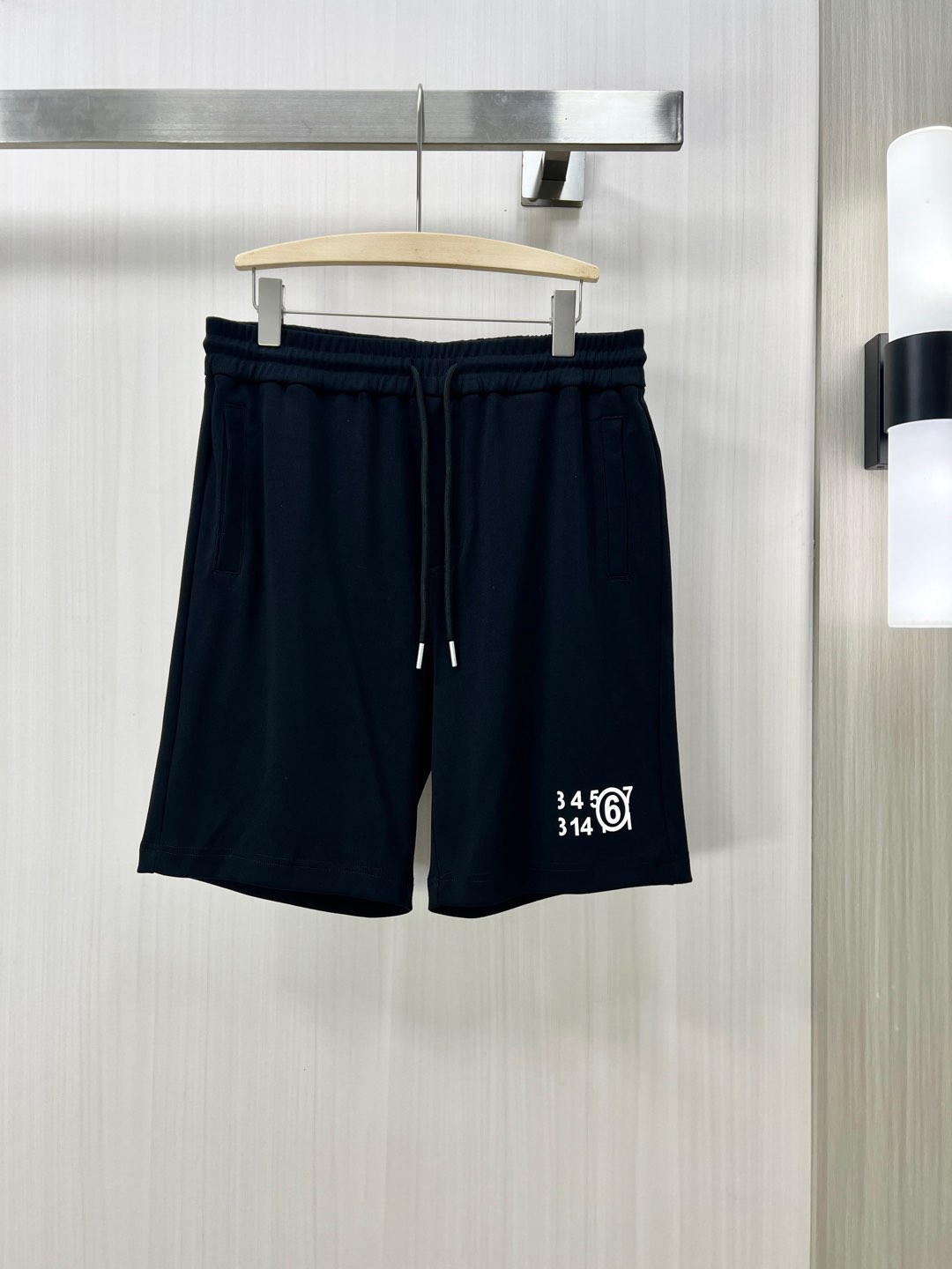 NO:120417,.MM6 exclusively available for new styles, casual shorts, high-end version!  Customized fabrics for counters are breathable and comfortable, with impeccable details, and the brand element design concept reflects high quality. The feel is delicate and soft!  It is casually cut, with a great upper body style!  D code number: 48-56,,masion margiela,shorts,alexander wang19860909.MM6 独家专供新款 休闲短裤 高端版本！专柜定制面料 透气舒适度高,细节无可挑剔,品牌元素设计理念,体现高品质.手感细腻柔软！呈现休闲裁剪,上身版型超赞！D码数:48-56,,masion margiela,shorts,alexander wang,Men's clothing