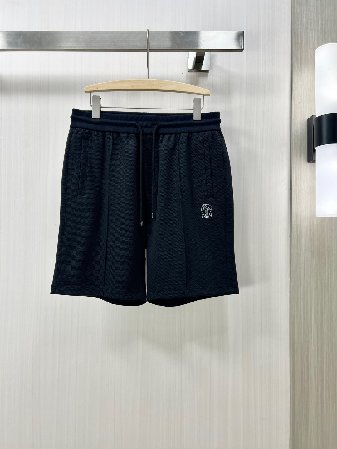 NO:120420,.BC exclusively offers new styles, casual shorts, high-end version!  Customized fabrics for counters are breathable and comfortable, with impeccable details, and the brand element design concept reflects high quality. The feel is delicate and soft!  It is casually cut, with a great upper body style!  D code number: 48-56, shorts, alexander wang19860909.BC独家专供新款 休闲短裤 高端版本！专柜定制面料 透气舒适度高,细节无可挑剔,品牌元素设计理念,体现高品质.手感细腻柔软！呈现休闲裁剪,上身版型超赞！D码数:48-56,,shorts,alexander wang,Men's clothing