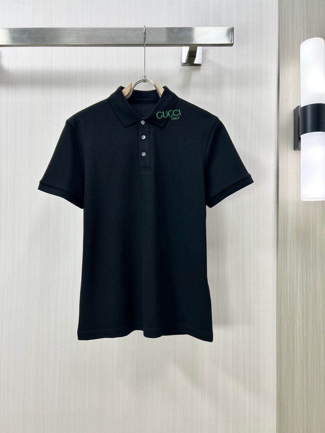 NO:120419,.GUCCI Guqi 25SS new spring and summer short-sleeved lapel T-shirt polo, the highest version is customized high-end vermill fabric simple and fashionable, and the color-blocking thread is super beautiful!  The classic logo of the chest cover logo is simple and elegant!  Full of high-end feel, wearable in all seasons. Simple European style D-digit M-3XL, gucci, Moncler, T-shirt, tees, t-shirt, alexander wang19860909.GUCCI 古奇 25SS新款春夏短袖翻领T恤polo,最高版本客供定制高端朱地面料简单时尚款,拼色螺纹超级好看！胸前蒙口标志经典logo简单大方的款式！满满的高级感,四季可穿.简欧风格D码数M-3XL,,gucci,Moncler,T-shirt,tees，t-shirt,alexander wang,Men's clothing