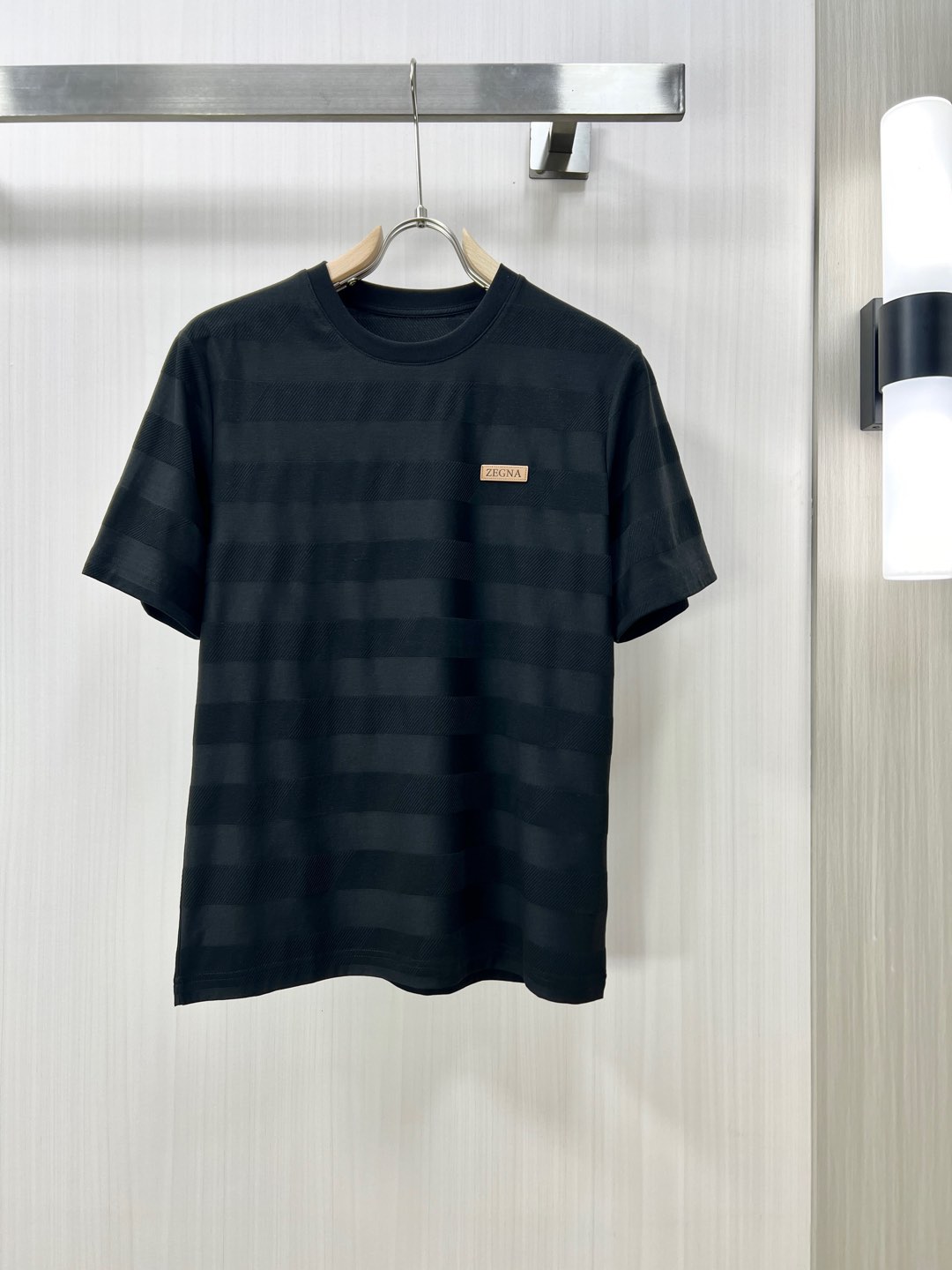 NO:120423,.ZEGNA Haute Clothing Fabric 2025 Spring and Summer New Products are available for sale in a fashionable classic round neck short-sleeved fashion item design, more fashionable and comfortable, high-standard customization, very stylish upper body, classic LOGO pattern on the chest brand customer-supplied auxiliary materials, customer-supplied imported high-end fabric with very delicate texture, exquisite details and exquisite craftsmanship, extremely shaping item, can be matched with any fashion, super good style, a must-have item for trendy men D counter size: M-3xl Shipping the next day!  ,zegna,T-shirt,alexander wang19860909.ZEGNA 杰尼亚 高定面料 2025春夏新品上市时尚经典圆领短袖时尚单品设计,更加时尚舒适,高标准定制,上身非常有型,胸前品牌经典LOGO 图案 客供辅料,客供进口高档面料质感非常细腻,细节工艺精湛考究,塑造性极高的一款单品,任何时装都可以搭配,版型超级好 潮男必备单品 D专柜尺码:M-3xl 隔天出货！,,zegna,T-shirt,alexander wang,Men's clothing