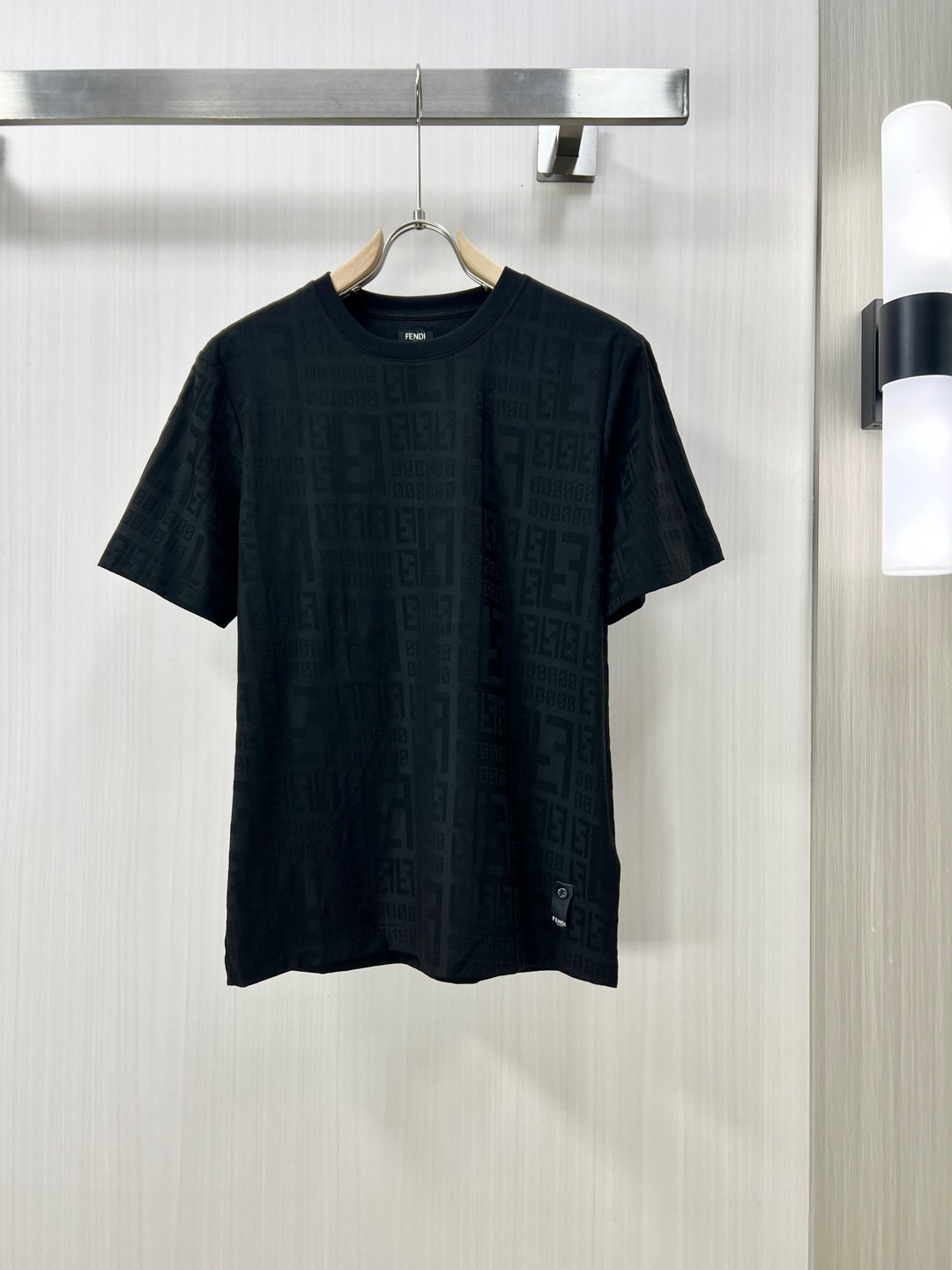 NO:120426,.FENDI Fendi high-end fabric 2025 spring and summer new products are launched in the market, fashionable classic round neck short-sleeved fashion item design, more fashionable and comfortable, high-standard customization, very stylish upper body, classic LOGO pattern on the chest brand customer-supplied auxiliary materials, customer-supplied imported high-end fabric with very delicate texture, exquisite details and exquisite craftsmanship, extremely shaping item, can be matched with any fashion, super good style, a must-have item for trendy men D counter size: M-3xl Shipping the next day!  ,fendi,fendi,T-shirt,alexander wang19860909.FENDI 芬迪 高定面料 2025春夏新品上市时尚经典圆领短袖时尚单品设计,更加时尚舒适,高标准定制,上身非常有型,胸前品牌经典LOGO 图案 客供辅料,客供进口高档面料质感非常细腻,细节工艺精湛考究,塑造性极高的一款单品,任何时装都可以搭配,版型超级好 潮男必备单品 D专柜尺码:M-3xl 隔天出货！,,fendi,fendi,T-shirt,alexander wang,Men's clothing