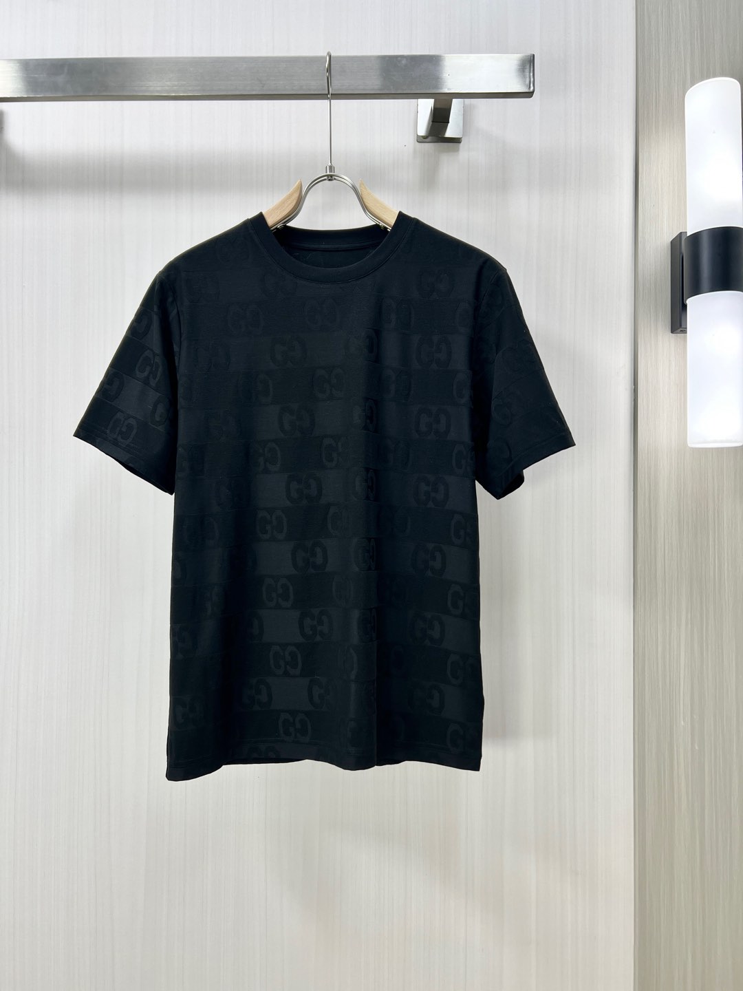 NO:120434,.GUCCI Guqi high-end fabric 2025 spring and summer new products are available for sale, fashionable classic round neck short-sleeved fashion item design, more fashionable and comfortable, high-standard customization, very stylish upper body, classic LOGO pattern on the chest brand customer-supplied auxiliary materials, customer-supplied imported high-end fabric with very delicate texture, exquisite details and exquisite craftsmanship, extremely shaping item, can be matched with any fashion, super good style, a must-have item for trendy men D counter size: M-3xl Shipping the next day!  ,gucci,T-shirt,alexander wang19860909.GUCCI 古奇 高定面料 2025春夏新品上市时尚经典圆领短袖时尚单品设计,更加时尚舒适,高标准定制,上身非常有型,胸前品牌经典LOGO 图案 客供辅料,客供进口高档面料质感非常细腻,细节工艺精湛考究,塑造性极高的一款单品,任何时装都可以搭配,版型超级好 潮男必备单品 D专柜尺码:M-3xl 隔天出货！,,gucci,T-shirt,alexander wang,Men's clothing