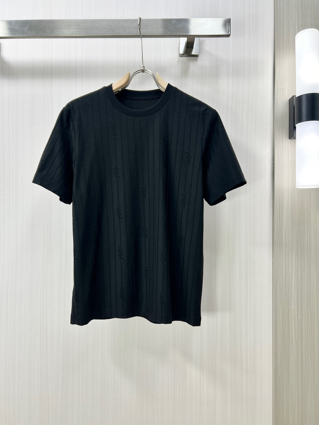 NO:120437,.SAINT LAURENT HAUTURE FAQ Fabric 2025 Spring and Summer New Products are available for sale in a fashionable classic round neck short-sleeved fashion item design, more fashionable and comfortable, high-standard customization, very stylish upper body, classic LOGO pattern on the chest brand customer-supplied auxiliary materials, customer-supplied imported high-end fabric with very delicate texture, exquisite details and exquisite craftsmanship, extremely shaping item, can be matched with any fashion, super good style, a must-have item for trendy men D counter size: M-3xl Shipping the next day!  ,,saint laurent,saint laurent,T-shirt,alexander wang19860909.SAINT LAURENT 圣罗兰 高定面料 2025春夏新品上市时尚经典圆领短袖时尚单品设计,更加时尚舒适,高标准定制,上身非常有型,胸前品牌经典LOGO 图案 客供辅料,客供进口高档面料质感非常细腻,细节工艺精湛考究,塑造性极高的一款单品,任何时装都可以搭配,版型超级好 潮男必备单品 D专柜尺码:M-3xl 隔天出货！,,saint laurent,saint laurent,T-shirt,alexander wang,Men's clothing