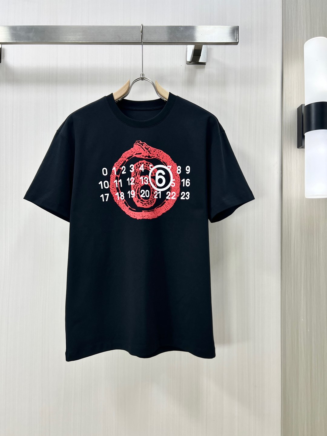 NO:120440,.MM6 high-end fabric 2025 spring and summer new product is launched in a fashionable and classic round neck short-sleeved fashion item design, more fashionable and comfortable, high-standard customization, very stylish upper body, classic LOGO pattern on the chest brand customer-supplied auxiliary materials, customer-supplied imported high-end fabric with very delicate texture, exquisite details and exquisite craftsmanship, extremely shaping item, can be matched with any fashion, super good style, a must-have item for trendy men D counter size: M-2xl Shipping the next day!  ,,masion margiela,T-shirt,alexander wang19860909.MM6 高定面料 2025春夏新品上市时尚经典圆领短袖时尚单品设计,更加时尚舒适,高标准定制,上身非常有型,胸前品牌经典LOGO 图案 客供辅料,客供进口高档面料质感非常细腻,细节工艺精湛考究,塑造性极高的一款单品,任何时装都可以搭配,版型超级好 潮男必备单品 D专柜尺码:M-2xl 隔天出货！,,masion margiela,T-shirt,alexander wang,Men's clothing