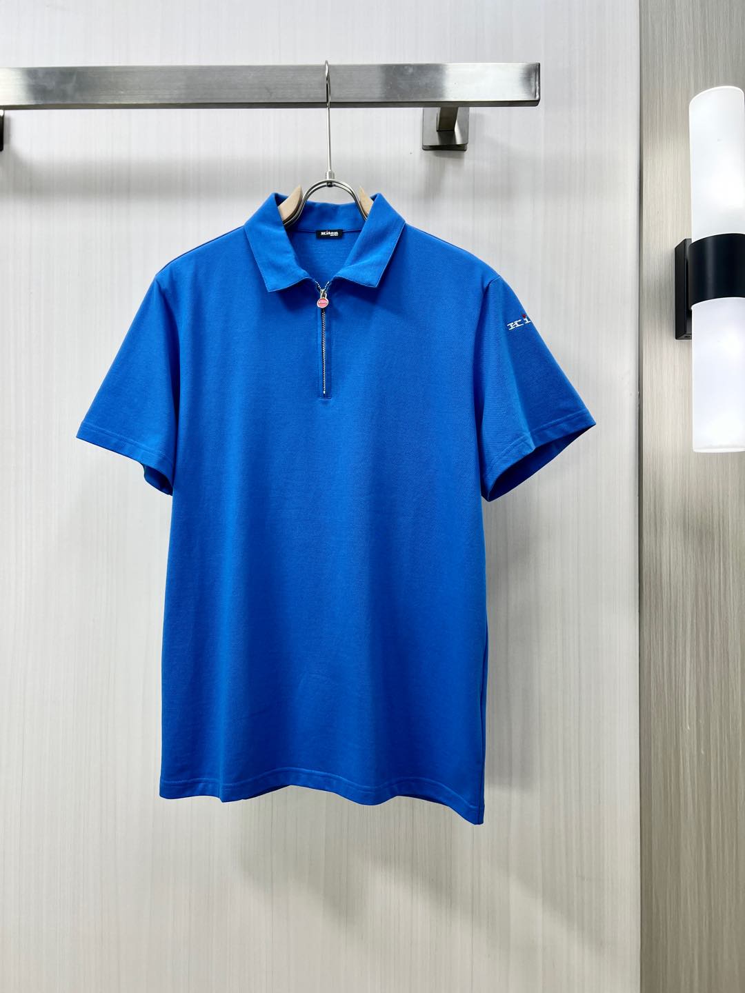 NO:135415,.Kiton 25SS new spring and summer short-sleeved lapel T-shirt polo, the highest version is customized with high-end vermillion floor fabric simple and fashionable style, and the color-blocking thread is super good-looking!  The classic logo on the chest logo is simple and elegant!  Full of high-end feel, can be worn in all seasons.wm simple European style code M-3XL, T-shirt,tees, t-shirt,alexander wang19860909.Kiton 25SS新款春夏短袖翻领T恤polo,最高版本客供定制高端朱地面料简单时尚款,拼色螺纹超级好看！胸前标志经典logo简单大方的款式！满满的高级感,四季可穿.wm简欧风格码数M-3XL,,T-shirt,tees，t-shirt,alexander wang,Men's clothing