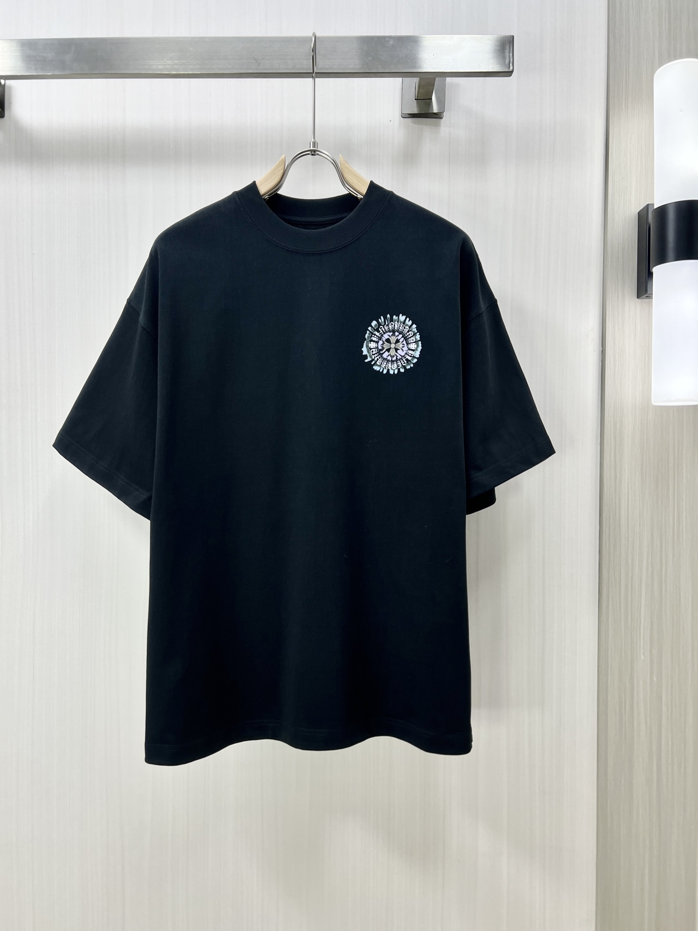 NO:118635,.CHROME HEARTS 2025 spring and summer new pattern digital printed short-sleeved T-shirt, using customized 80 double-strand mercerized cotton fabric; a fabric that has been highly praised by the public after 5 years of development and testing. The chest is designed by metallic printing around the medusa pattern, and is within reach. XI. S-2XL, chrome hearts, chrome hearts, T-shirt, tees, t-shirt, alexander wang19860909.CHROME HEARTS 克罗心 2025春夏新品图案数码印花短袖T恤,采用定制80支双股丝光棉面料；一款历经5年开发试验来的受大众非常好评的一款面料,胸前由围绕medusa图案金属质感印花设计,触手可及的一款单品爆款XI.码数S-2XL,,chrome hearts,chrome hearts,T-shirt,tees，t-shirt,alexander wang,Men's clothing