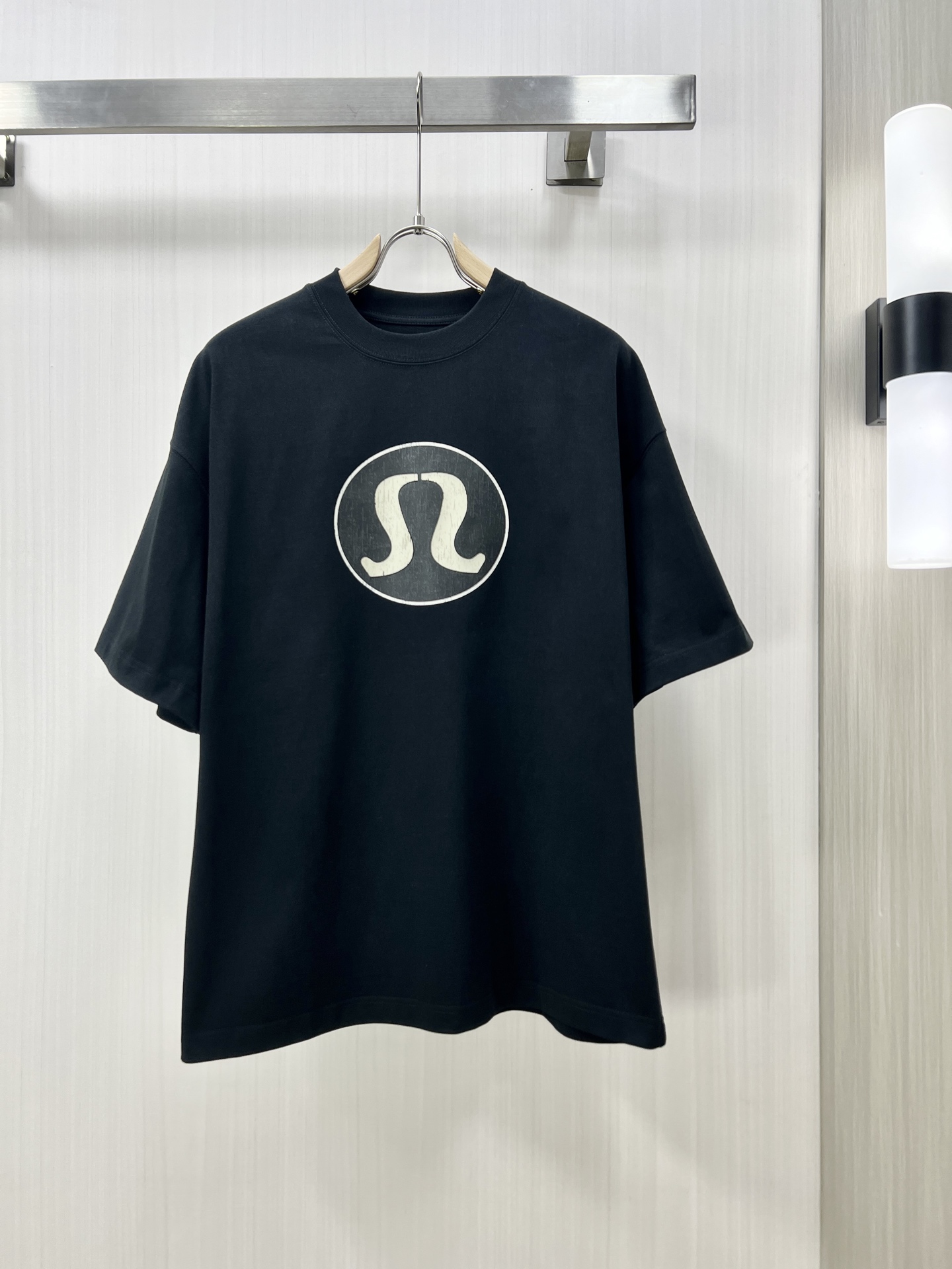 NO:118637,.lululemon 2025 spring and summer new pattern digital printed short-sleeved T-shirt, using customized 80 double-strand mercerized cotton fabric; a fabric that has been highly praised by the public after 5 years of development and testing. The chest is designed by metallic printing around the medusa pattern, and is within reach. XI. S-2XL, T-shirt,tees, t-shirt,alexander wang19860909.lululemon 2025春夏新品图案数码印花短袖T恤,采用定制80支双股丝光棉面料；一款历经5年开发试验来的受大众非常好评的一款面料,胸前由围绕medusa图案金属质感印花设计,触手可及的一款单品爆款XI.码数S-2XL,,T-shirt,tees，t-shirt,alexander wang,Men's clothing