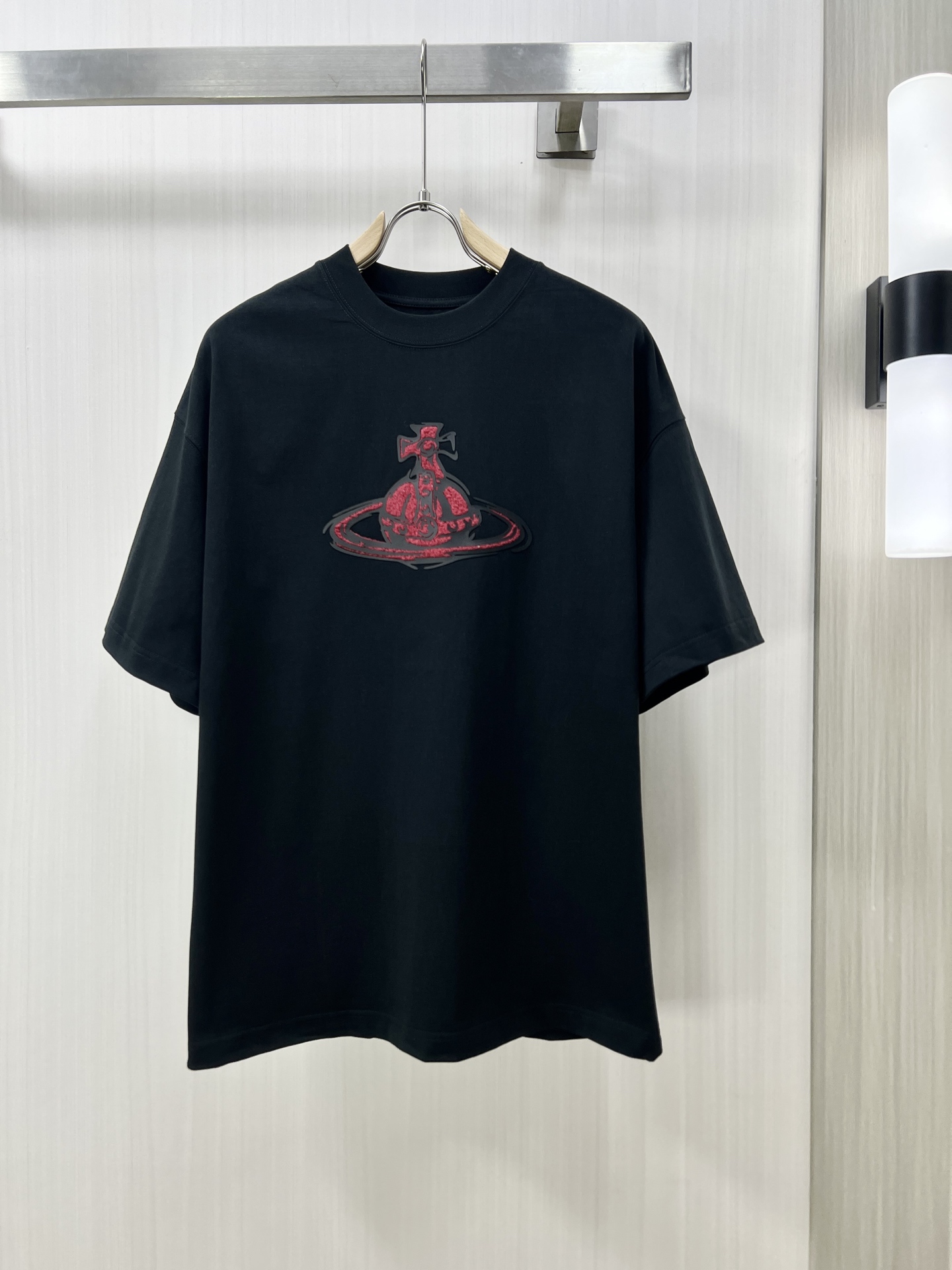 NO:118639,.West Wood 2025 spring and summer new pattern digital printed short-sleeved T-shirt, using customized 80 double-strand mercerized cotton fabric; a fabric that has been highly praised by the public after 5 years of development and testing. The chest is designed by metallic printing around the medusa pattern, and is within reach. XI. S-2XL, T-shirt,tees, t-shirt,alexander wang19860909.West Wood 西太后 2025春夏新品图案数码印花短袖T恤,采用定制80支双股丝光棉面料；一款历经5年开发试验来的受大众非常好评的一款面料,胸前由围绕medusa图案金属质感印花设计,触手可及的一款单品爆款XI.码数S-2XL,,T-shirt,tees，t-shirt,alexander wang,Men's clothing