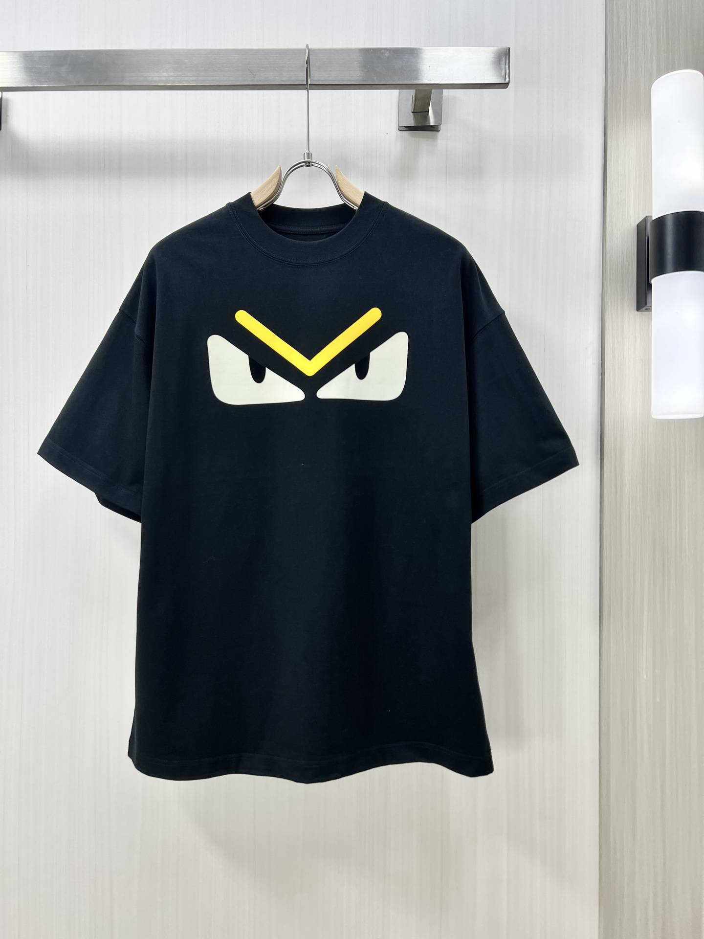 NO:118640,.FENDI 2025 spring and summer new pattern digital printed short-sleeved T-shirt, using customized 80 double-strand mercerized cotton fabric; a fabric that has been highly praised by the public after 5 years of development and testing. The chest is designed by metallic printing around the medusa pattern, and is within reach. XI. S-2XL, fendi, fendi, T-shirt, tees, t-shirt, alexander wang19860909.FENDI 芬迪 2025春夏新品图案数码印花短袖T恤,采用定制80支双股丝光棉面料；一款历经5年开发试验来的受大众非常好评的一款面料,胸前由围绕medusa图案金属质感印花设计,触手可及的一款单品爆款XI.码数S-2XL,,fendi,fendi,T-shirt,tees，t-shirt,alexander wang,Men's clothing