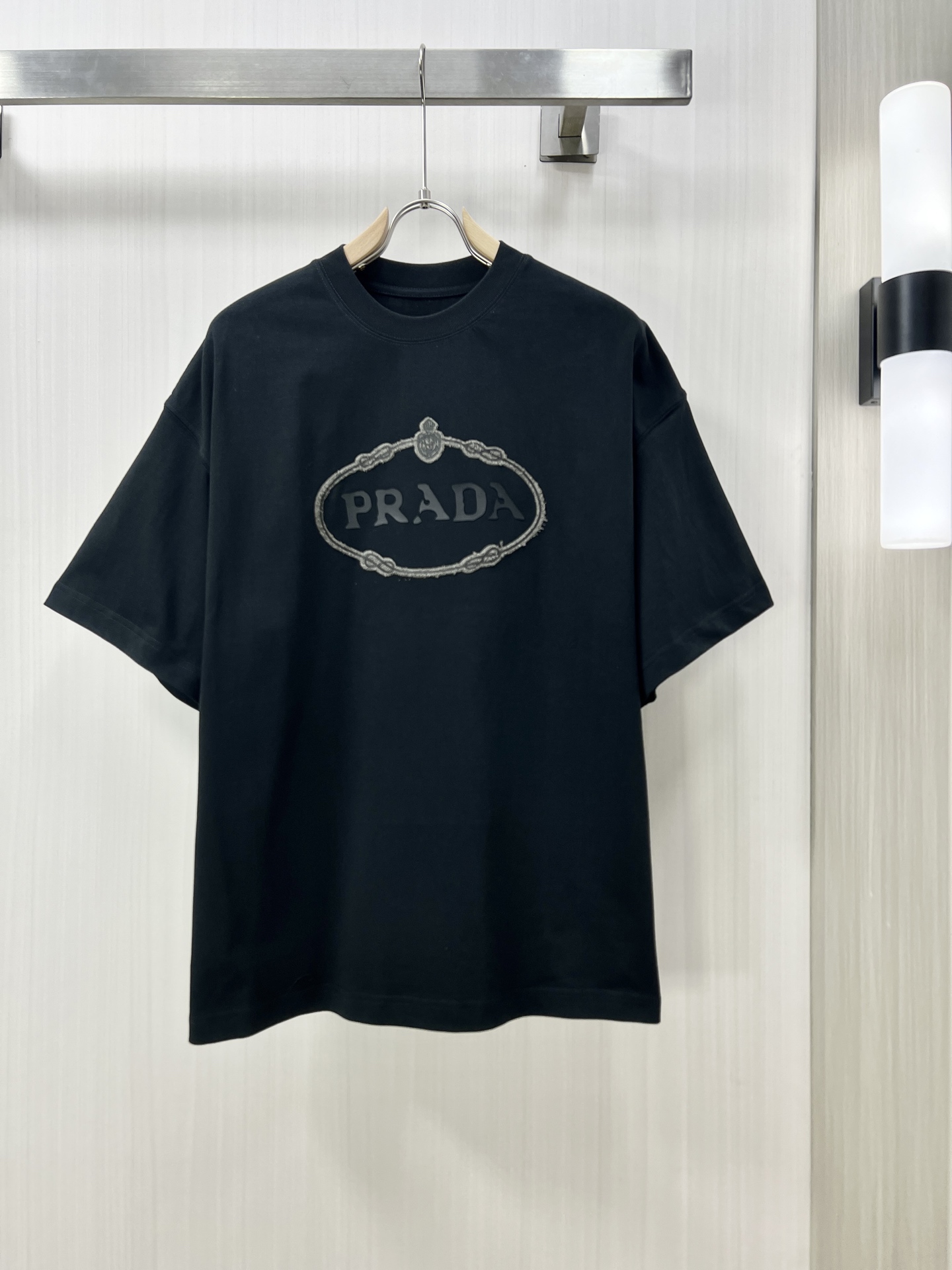 NO:118642,.PRADA 2025 spring and summer new pattern digital printed short-sleeved T-shirt, using customized 80 double-strand mercerized cotton fabric; a fabric that has been highly praised by the public after 5 years of development and testing. The chest is designed by metallic printing around the medusa pattern, and is within reach. A single product hit XI. S-2XL, prada, prada, T-shirt, tees, t-shirt, alexander wang19860909.PRADA 普拉达 2025春夏新品图案数码印花短袖T恤,采用定制80支双股丝光棉面料；一款历经5年开发试验来的受大众非常好评的一款面料,胸前由围绕medusa图案金属质感印花设计,触手可及的一款单品爆款XI.码数S-2XL,,prada,prada,T-shirt,tees，t-shirt,alexander wang,Men's clothing