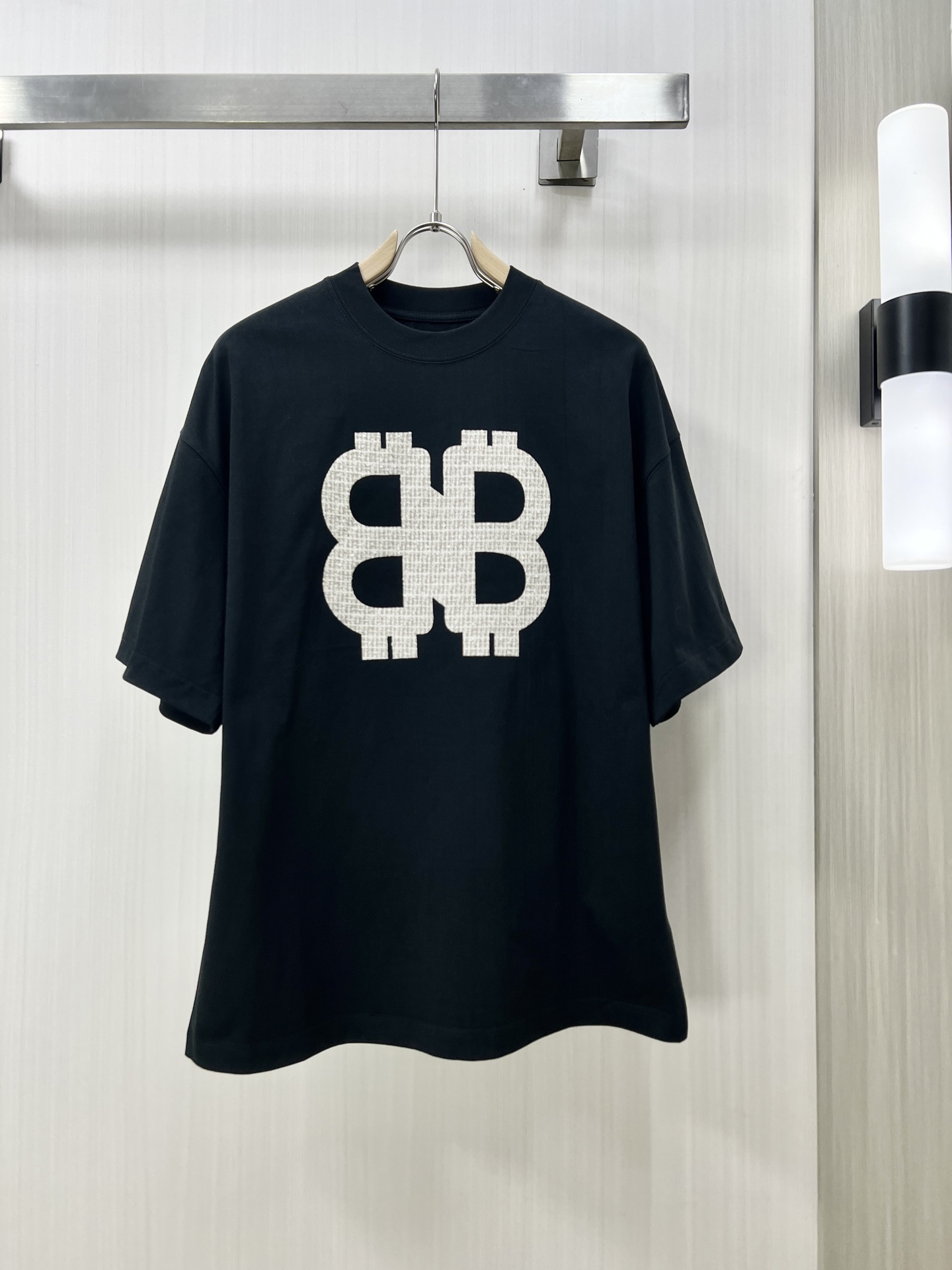 NO:118644,.BALENCIAGA 2025 spring and summer new pattern digital printed short-sleeved T-shirt, using customized 80 double-strand mercerized cotton fabric; a fabric that has been highly praised by the public after 5 years of development and testing. The chest is designed by metallic printing around the medusa pattern, and is within reach. A single product hit XI. S-2XL, balenciaga, balenciaga, T-shirt, tees, t-shirt, alexander wang19860909.BALENCIAGA 巴黎世家 2025春夏新品图案数码印花短袖T恤,采用定制80支双股丝光棉面料；一款历经5年开发试验来的受大众非常好评的一款面料,胸前由围绕medusa图案金属质感印花设计,触手可及的一款单品爆款XI.码数S-2XL,,balenciaga,balenciaga,T-shirt,tees，t-shirt,alexander wang,Men's clothing