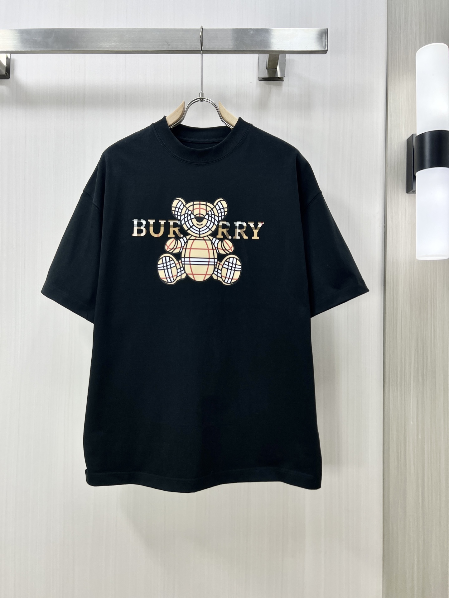 NO:118646,.BURBERRY 2025 spring and summer new pattern digital printed short-sleeved T-shirt, using customized 80 double-strand mercerized cotton fabric; a fabric that has been highly praised by the public after 5 years of development and testing. The chest is designed by metallic printing around the medusa pattern, and is within reach. A single product hit XI. S-2XL, burberry, burberry, T-shirt, tees, t-shirt, alexander wang19860909.BURBERRY 巴宝莉 2025春夏新品图案数码印花短袖T恤,采用定制80支双股丝光棉面料；一款历经5年开发试验来的受大众非常好评的一款面料,胸前由围绕medusa图案金属质感印花设计,触手可及的一款单品爆款XI.码数S-2XL,,burberry,burberry,T-shirt,tees，t-shirt,alexander wang,Men's clothing