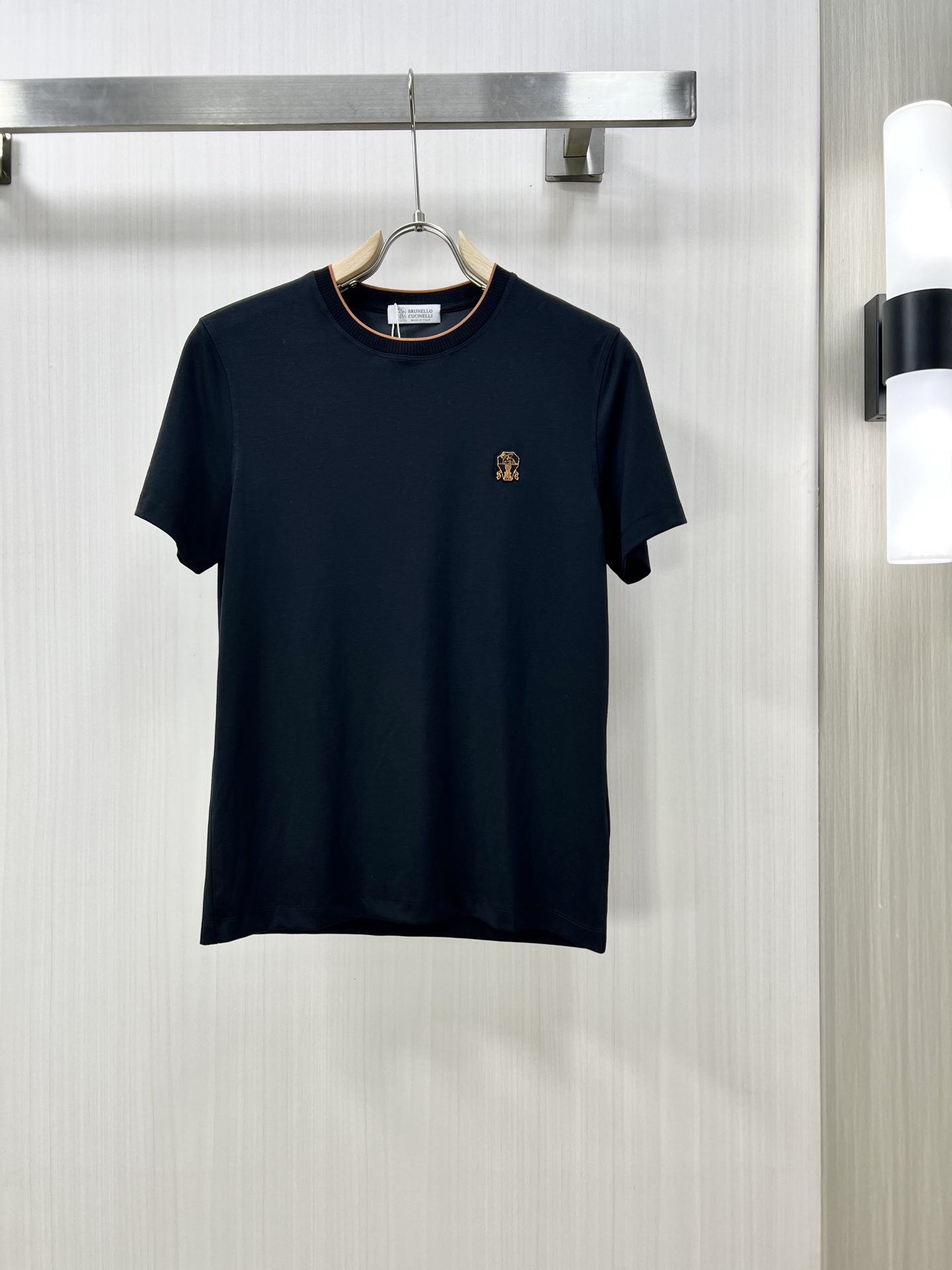 NO:118654,.BC high-quality pure cotton fabric 2025 spring and summer new products are launched in the market, fashionable classic round neck short-sleeved fashion item design, more fashionable and comfortable, high-standard customization, very stylish upper body, classic LOGO printing pattern on the chest brand customer-supplied auxiliary materials, customer-supplied imported high-end fabric with very delicate texture, exquisite details and exquisite craftsmanship, and extremely shaping item, can be matched with any fashion, and the style is super good. T-shirt, alexander wang19860909.BC 高定纯棉面料 2025春夏新品上市时尚经典圆领短袖时尚单品设计,更加时尚舒适,高标准定制,上身非常有型,胸前品牌经典LOGO印花图案 客供辅料,客供进口高档面料质感非常细腻,细节工艺精湛考究,塑造性极高的一款单品,任何时装都可以搭配,版型超级好 T码数M-3XL,,T-shirt,alexander wang,Men's clothing