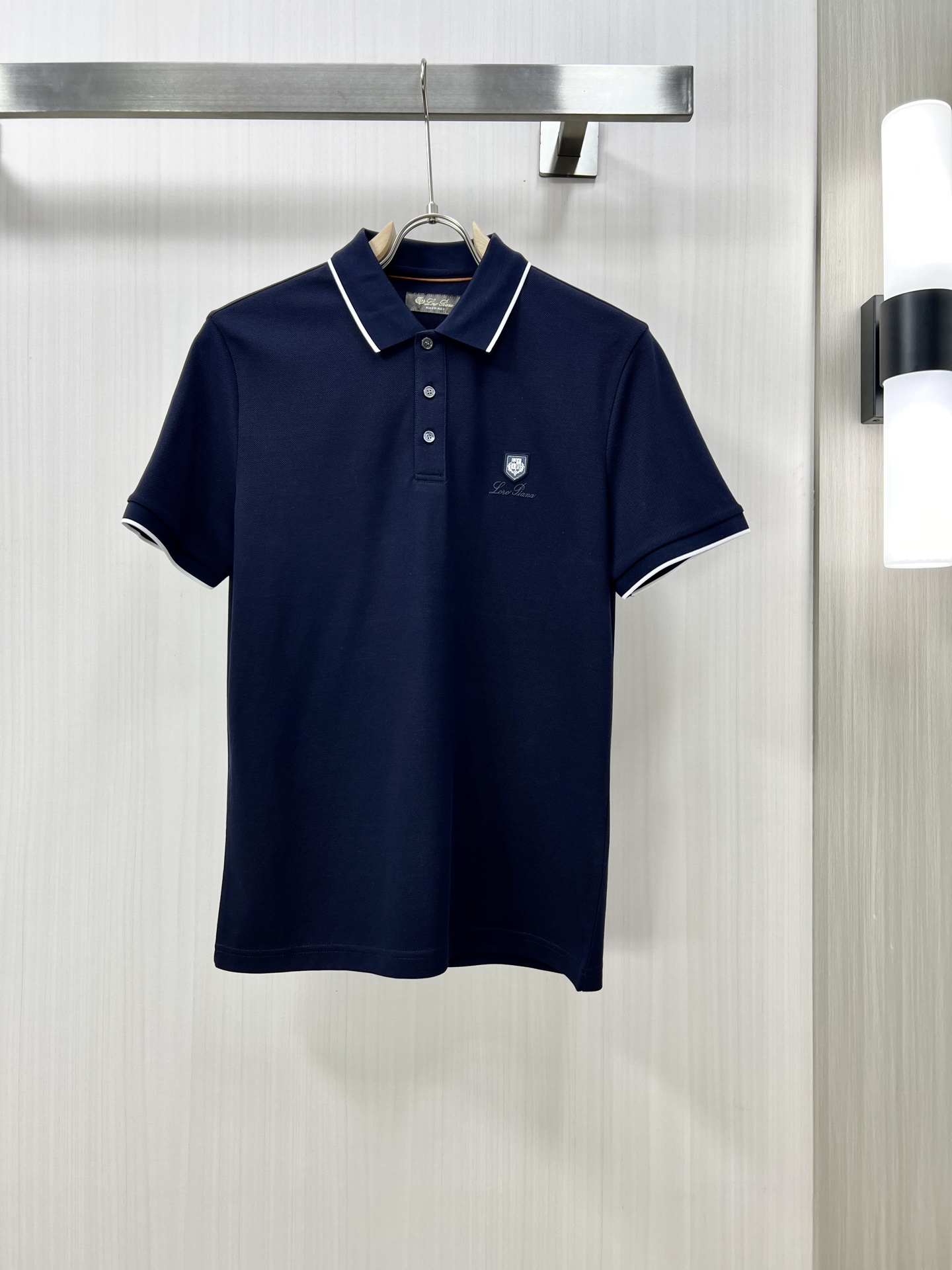 NO:118609,.LP Spring and summer new men's lapel Polo shirt short-sleeved T-shirt is released simultaneously on the counter. Simple, fashionable and versatile. High-end quality. Logo design of chest brand. Lapel specific knitted flat feet, perfect color blocking, customized imported double-strand mercerized bead floor cotton fabric. Comfortable to wear, breathable, high grade and very textured, fashionable and casual!  Original single production D code number M-3XL, loro piana, T-shirt,tees, t-shirt,alexander wang19860909.LP 春夏新款男士翻领Polo衫短袖T恤 柜台同步发售 简洁时尚百搭 高端品质 胸前品牌logo设计 翻领特定针织平整收脚,完美拼色,定制进口双股丝光珠地棉面料 穿着舒适 透气 档次高很有质感 时尚又休闲！原单出品D 码数M-3XL,,loro piana,T-shirt,tees，t-shirt,alexander wang,Men's clothing