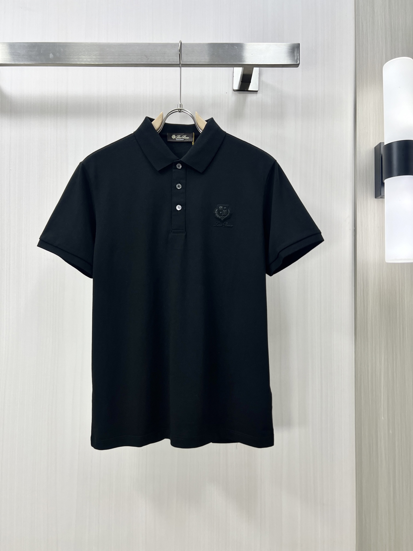 NO:121708,.LP Spring and summer new men's lapel Polo shirt short-sleeved T-shirt is released simultaneously on the counter. Simple, fashionable and versatile. High-end quality. Concave and convex logo design on the chest. Cuff specific thread knitted perfect color-blocking. Custom imported double-strand mercerized bead floor cotton fabric. Comfortable and breathable. High grade and texture. Fashion and casual!  Original single production code number 48-56, loro piana, T-shirt,tees, t-shirt,alexander wang19860909.LP 春夏新款男士翻领Polo衫短袖T恤 柜台同步发售 简洁时尚百搭 高端品质 胸前凹凸logo设计 袖口特定螺纹针织完美拼色,定制进口双股丝光珠地棉面料 穿着舒适 透气 档次高很有质感 时尚又休闲！ T原单出品 码数48-56,,loro piana,T-shirt,tees，t-shirt,alexander wang,Men's clothing