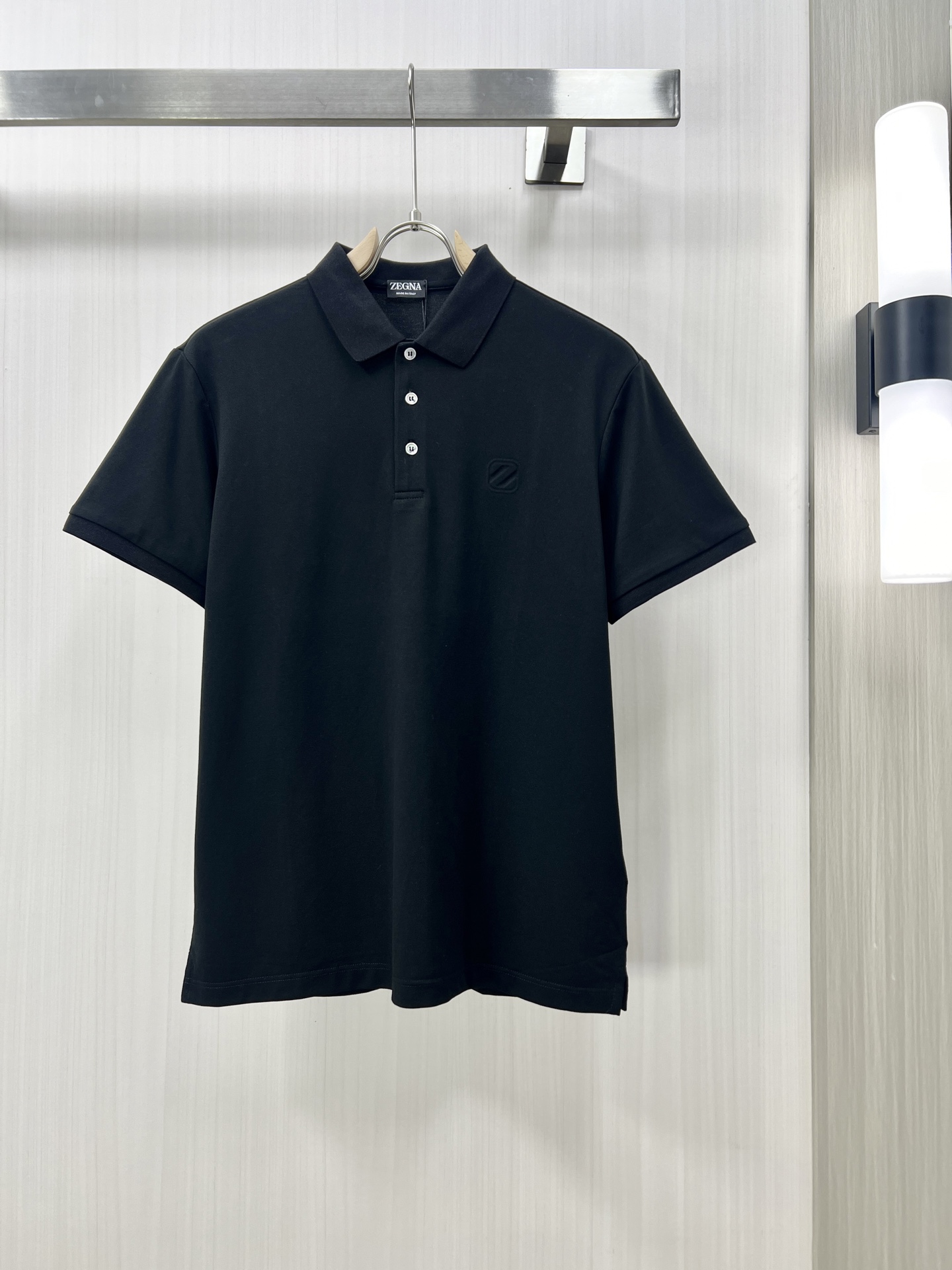 NO:121710,.ZEGNA 2025 spring and summer new men's lapel Polo shirt short-sleeved T-shirt is released simultaneously on the counter. Simple, fashionable and versatile, high-end quality, chest concave and convex logo design, cuff specific thread knitted perfect color matching, customized imported double-strand mercerized bead floor cotton fabric, comfortable to wear, breathable, high grade and very textured, fashionable and casual!  T original single production code number 48-56, zegna, T-shirt,tees, t-shirt,alexander wang19860909.ZEGNA 杰尼亚 2025春夏新款男士翻领Polo衫短袖T恤 柜台同步发售 简洁时尚百搭 高端品质 胸前凹凸logo设计 袖口特定螺纹针织完美拼色,定制进口双股丝光珠地棉面料 穿着舒适 透气 档次高很有质感 时尚又休闲！ T原单出品 码数48-56,,zegna,T-shirt,tees，t-shirt,alexander wang,Men's clothing