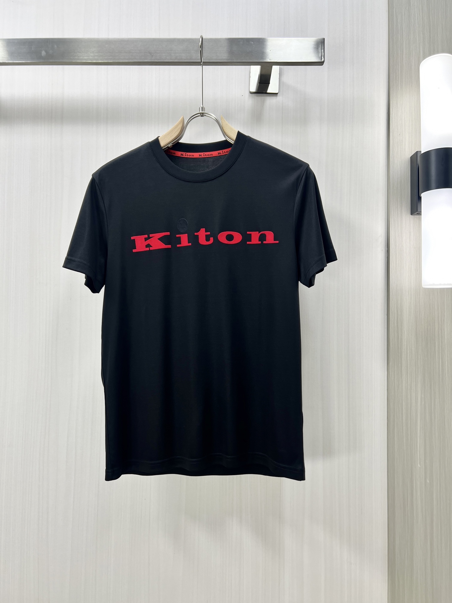 NO:121695,.KITON 2025 spring and summer new men's short-sleeved T-shirt round neck, a newly upgraded versatile basic style, low-key and luxurious, and a choice of character!  Made of imported fabrics, it has good moisture absorption, comfortable and breathable, enjoys a light and relaxed and comfortable wearing experience, with super vertical performance. It has a strong sense of art and the iconic logo letter pattern design, with meticulous craftsmanship and high recognition, showing the new brand culture!  Classic perfect layout design, precise and in place for cutting. Simple and atmospheric style, and can show fashionable charm in daily leisure life. Production by T original single size 48-56, T-shirt,tees, t-shirt,alexander wang19860909.KITON 2025春夏新款男士短袖T恤圆领,全新升级百搭基础款,低调奢华,品格之选！甄选进口面料打造而成,吸湿性好,舒适透气,享受轻薄轻松自在的穿着体验,有着超强的垂直性能 艺术感极强标志性logo字母图案设计,工艺细致,辨识度极高,展现全新品牌文化！经典完美版型设计,在裁剪上精准到位.简约大气风格,又能在日常休闲生活中展现时尚魅力. T原单出品 尺码48-56,,T-shirt,tees，t-shirt,alexander wang,Men's clothing