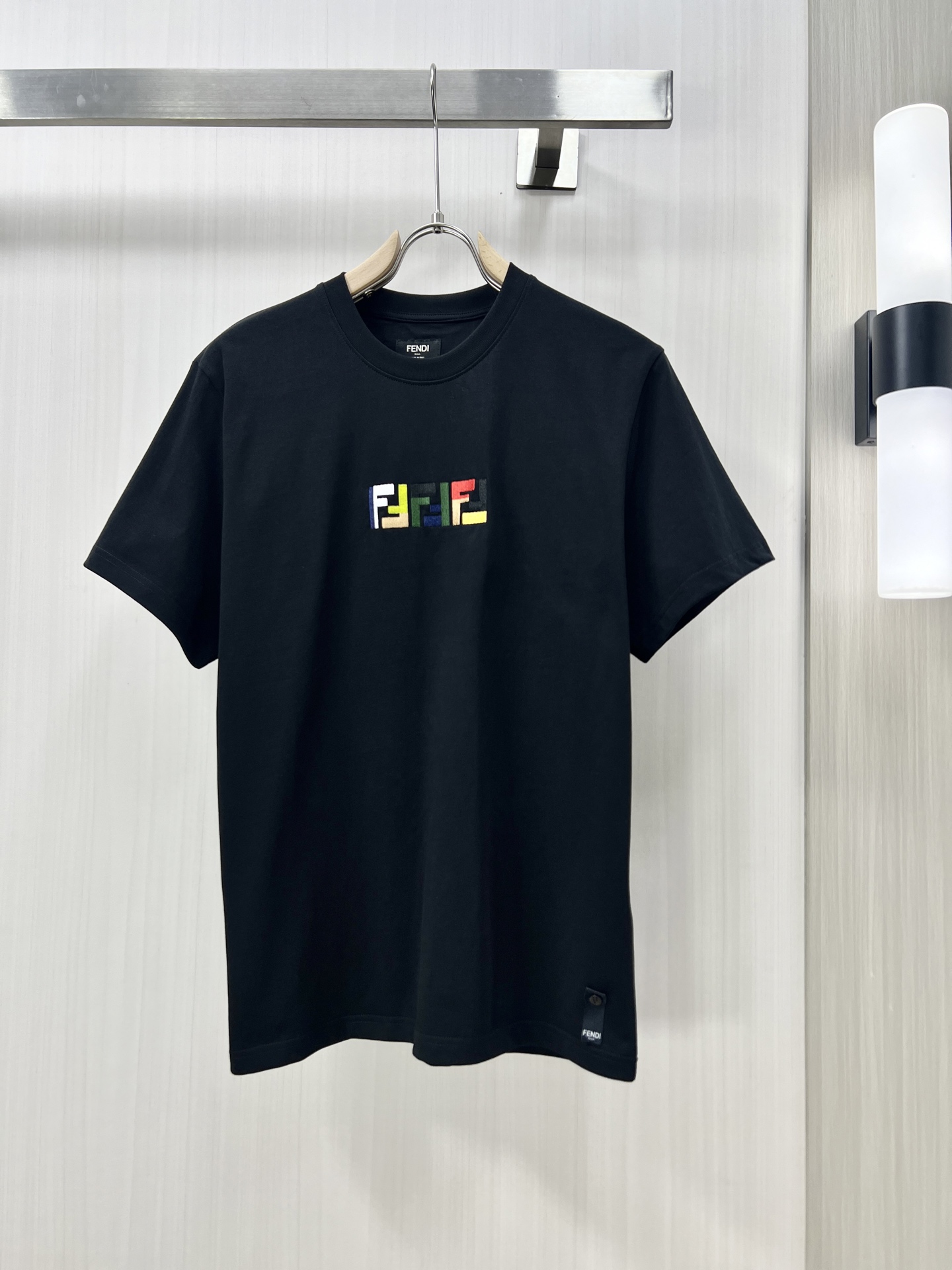 NO:121700,.FENDI 25SS short-sleeved T-shirt is made of soft and skin-friendly cotton fabric, with a standard round neck and short-sleeved cut, which is more suitable for daily wear. The simple yet design-like logo is cleverly combined, suitable for creating a casual and easy-to-use modern urban style. The simple round neck neck shape can modify various face shapes, and the essential styles of men's wardrobe with temperament. QD Color black and white S-XL, fendi, fendi, T-shirt, tees, t-shirt, alexander wang19860909.FENDI 芬迪 25SS短袖T恤甄选软糯亲肤的全棉面料制成,标准版圆领短袖裁剪,更适合日常穿着.简约不失设计感logo巧妙结合,适合打造休闲率性的现代都市感造型. 简约的圆领领型,能够修饰各种脸型,气质男人衣柜必备款式QD 颜色黑白 码数S-XL,,fendi,fendi,T-shirt,tees，t-shirt,alexander wang,Men's clothing