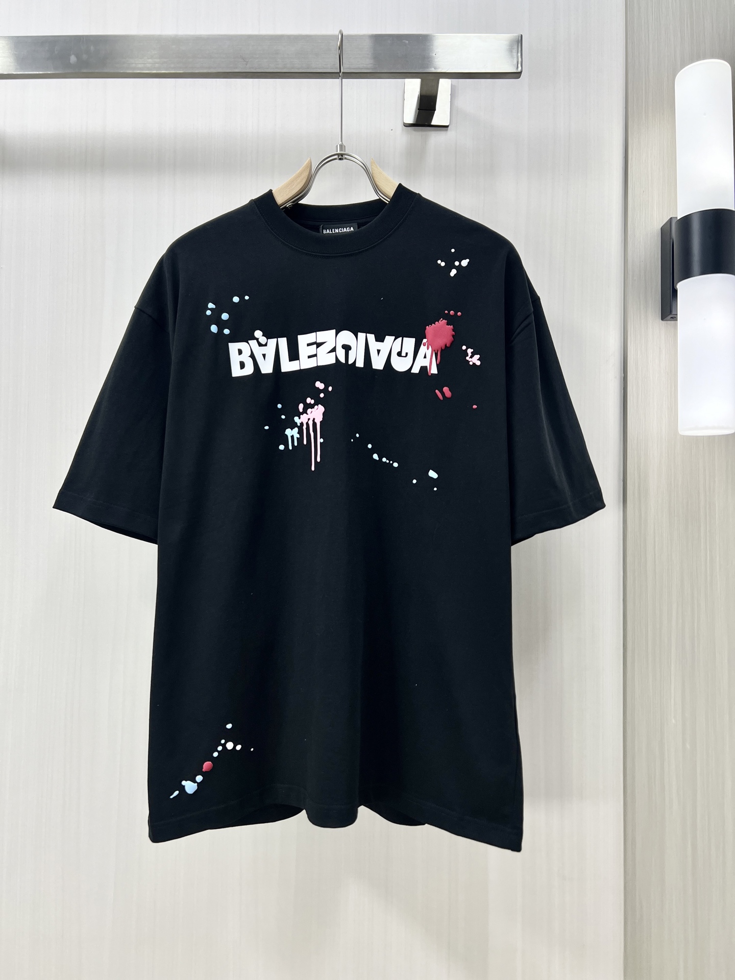 NO:121698,.BALENCIAGA 25SS short-sleeved T-shirt is made of soft and skin-friendly cotton fabric, with a standard round neck and short-sleeved cut, which is more suitable for daily wear. The simple yet design-like logo is cleverly combined, suitable for creating a casual and easy-to-use modern urban style. The simple round neck neck shape can modify various face shapes, and the essential styles of men's wardrobe with temperament qd Color black and white Size number XS-L,,balenciaga,balenciaga,T-shirt,tees,t-shirt,alexander wang19860909.BALENCIAGA 巴黎世家 25SS短袖T恤甄选软糯亲肤的全棉面料制成,标准版圆领短袖裁剪,更适合日常穿着.简约不失设计感logo巧妙结合,适合打造休闲率性的现代都市感造型. 简约的圆领领型,能够修饰各种脸型,气质男人衣柜必备款式qd 颜色黑白 码数XS-L,,balenciaga,balenciaga,T-shirt,tees，t-shirt,alexander wang,Men's clothing