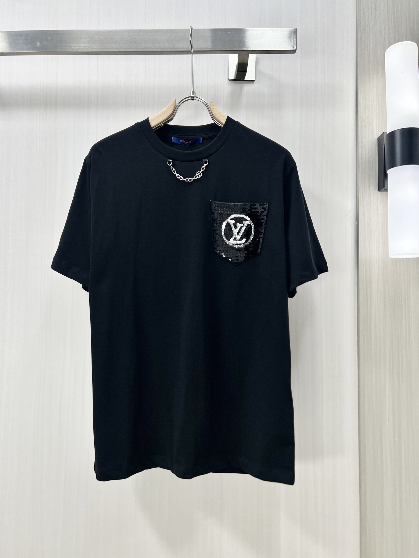 NO:121702,.1v 25SS short-sleeved T-shirt is made of soft and skin-friendly cotton fabric, with a standard round neck and short-sleeved cut, which is more suitable for daily wear. The simple yet design-like logo is cleverly combined, suitable for creating a casual and easy-to-use modern urban style. The simple round neck neck shape can modify various face shapes, and the essential styles of men's wardrobe with temperament. QD Color black and white S-XL, T-shirt,tees, t-shirt,alexander wang19860909.1v 25SS短袖T恤甄选软糯亲肤的全棉面料制成,标准版圆领短袖裁剪,更适合日常穿着.简约不失设计感logo巧妙结合,适合打造休闲率性的现代都市感造型. 简约的圆领领型,能够修饰各种脸型,气质男人衣柜必备款式QD 颜色黑白 码数S-XL,,T-shirt,tees，t-shirt,alexander wang,Men's clothing