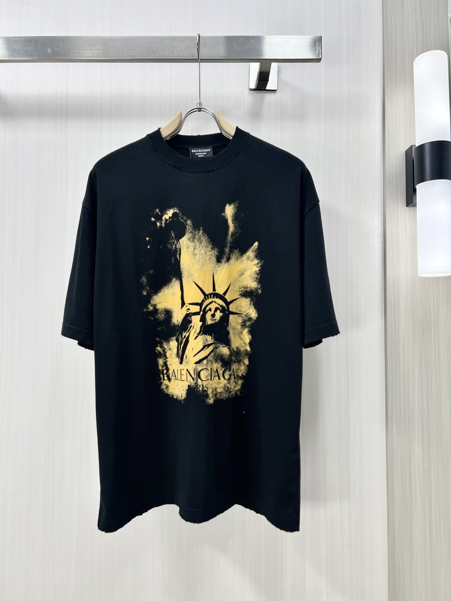 NO:121706,.BALENCIAGA 25SS short-sleeved T-shirt is made of soft and skin-friendly cotton fabric, with a standard round neck and short-sleeved cut, which is more suitable for daily wear. The simple yet design-like logo is cleverly combined, suitable for creating a casual and easy-to-use modern urban style. The simple round neck neck shape can modify various face shapes, and the essential styles of men's wardrobe with temperament qd Color black and white Size number XS-L,,balenciaga,balenciaga,T-shirt,tees,t-shirt,alexander wang19860909.BALENCIAGA 巴黎世家 25SS短袖T恤甄选软糯亲肤的全棉面料制成,标准版圆领短袖裁剪,更适合日常穿着.简约不失设计感logo巧妙结合,适合打造休闲率性的现代都市感造型. 简约的圆领领型,能够修饰各种脸型,气质男人衣柜必备款式qd 颜色黑白 码数XS-L,,balenciaga,balenciaga,T-shirt,tees，t-shirt,alexander wang,Men's clothing