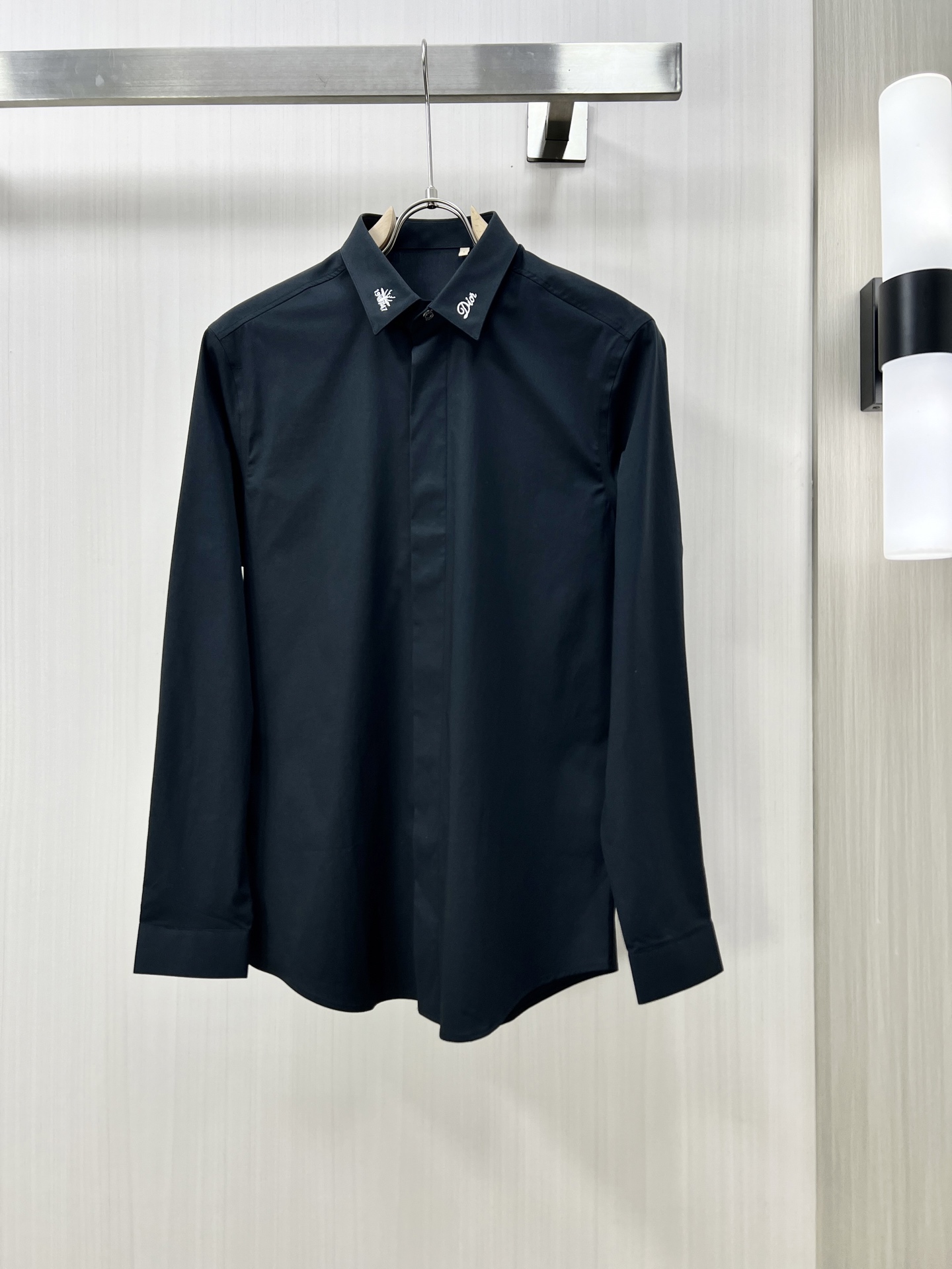 NO:120425,.DIOR 25 early spring men's shirt, business casual slim long-sleeved shirt!  An indispensable item for all men, suitable for business and casual!  A new model with a limited edition in early autumn, a city business style!  The very rare counters are directly supplied to orders for counters, saving a few thousand is not a problem. The style and tailoring of the shirt is even more delicate and plastic, and any man feels like it is tailor-made after he comes on his body!  There is no need for too much primary color decoration, it is extremely simple for men to be charming!  Built with imported organic cotton, the style is more crisp and natural, with extremely comfortable touch and excellent fit!  J size M-3XL, dior, dior,shirts,alexander wang19860909.DIOR 迪奥 25早春男士衬衫,商务休闲修身款长袖衬衣！ 所有男士必不可缺的一款,宜商务 宜休闲！早秋限量新款,都市商务气质款！ 非常稀有的专柜代工直供柜台的订单,省个大几千不是问题,衬衫的版型剪裁更是精剪塑性,任何一个男士上身后都犹如量身定做一般！不需要过多的原色装饰,对于男士来说极简便是自身魅力！ 客供进口有机棉打造,更显版型的挺括自然,触感极为舒适,贴身性能绝佳！J尺码M-3XL,,dior,dior,shirts,alexander wang,Men's clothing