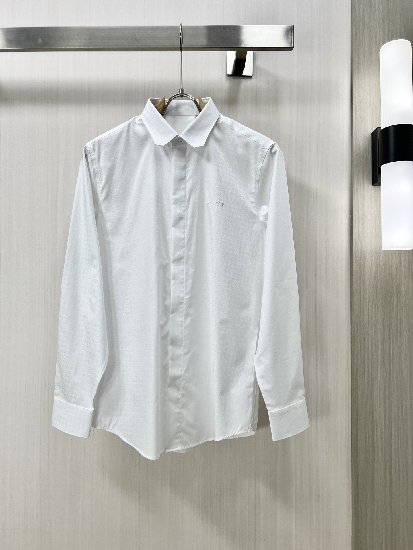 NO:121714,.1v 25 early spring men's shirt, business casual slim long-sleeved shirt!  An indispensable item for all men, suitable for business and casual!  A new model with a limited edition in early autumn, a city business style!  The very rare counters are directly supplied to orders for counters, saving a few thousand is not a problem. The style and tailoring of the shirt is even more delicate and plastic, and any man feels like it is tailor-made after he comes on his body!  There is no need for too much primary color decoration, it is extremely simple for men to be charming!  Built with imported organic cotton, the style is more crisp and natural, with extremely comfortable touch and excellent fit!  J size M-3XL, Shirts,alexander wang19860909.1v 25早春男士衬衫,商务休闲修身款长袖衬衣！ 所有男士必不可缺的一款,宜商务 宜休闲！早秋限量新款,都市商务气质款！ 非常稀有的专柜代工直供柜台的订单,省个大几千不是问题,衬衫的版型剪裁更是精剪塑性,任何一个男士上身后都犹如量身定做一般！不需要过多的原色装饰,对于男士来说极简便是自身魅力！ 客供进口有机棉打造,更显版型的挺括自然,触感极为舒适,贴身性能绝佳！J尺码M-3XL,,shirts,alexander wang,Men's clothing