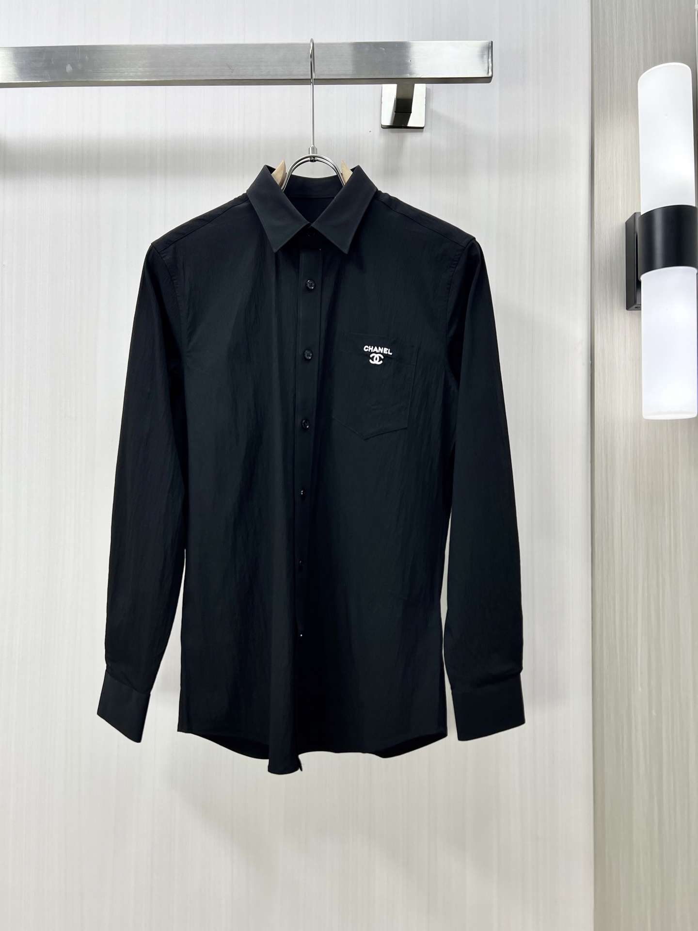 NO:121697,.CHANEL 25 Early Spring Men's Shirt, Business Casual Slim Long Sleeve Shirt!  An indispensable item for all men, suitable for business and casual!  A new model with a limited edition in early autumn, a city business style!  The very rare counters are directly supplied to orders for counters, saving a few thousand is not a problem. The style and tailoring of the shirt is even more delicate and plastic, and any man feels like it is tailor-made after he comes on his body!  There is no need for too much primary color decoration, it is extremely simple for men to be charming!  Built with imported organic cotton, the style is more crisp and natural, with extremely comfortable touch and excellent fit!  J size M-3XL, chanel,shirts,alexander wang19860909.CHANEL 25早春男士衬衫,商务休闲修身款长袖衬衣！ 所有男士必不可缺的一款,宜商务 宜休闲！早秋限量新款,都市商务气质款！ 非常稀有的专柜代工直供柜台的订单,省个大几千不是问题,衬衫的版型剪裁更是精剪塑性,任何一个男士上身后都犹如量身定做一般！不需要过多的原色装饰,对于男士来说极简便是自身魅力！ 客供进口有机棉打造,更显版型的挺括自然,触感极为舒适,贴身性能绝佳！J尺码M-3XL,,chanel,shirts,alexander wang,Men's clothing