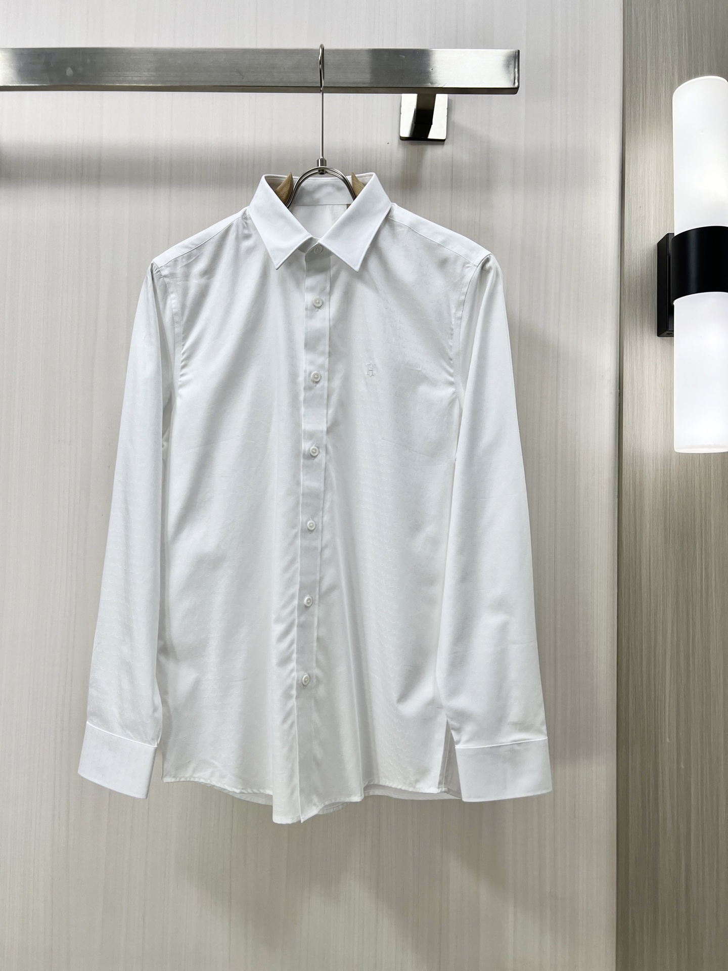 NO:120429,.Hermès 25 early spring men's shirt, business casual slim long-sleeved shirt!  An indispensable item for all men, suitable for business and casual!  A new limited edition model in early autumn, urban business style!  The very rare counters are directly supplied to orders for counters, saving a few thousand is not a problem. The style and tailoring of the shirt is even more delicate and plastic, and any man feels like it is tailor-made after he comes on his body!  There is no need for too much primary color decoration, it is extremely simple for men to be charming!  Built with imported organic cotton, the style is more crisp and natural, with extremely comfortable touch and excellent fit!  J size M-3XL, hermes, hermes,shirts,alexander wang19860909.Hermès 爱马仕 25早春男士衬衫,商务休闲修身款长袖衬衣！ 所有男士必不可缺的一款,宜商务 宜休闲！早秋限量新款,都市商务气质款！ 非常稀有的专柜代工直供柜台的订单,省个大几千不是问题,衬衫的版型剪裁更是精剪塑性,任何一个男士上身后都犹如量身定做一般！不需要过多的原色装饰,对于男士来说极简便是自身魅力！ 客供进口有机棉打造,更显版型的挺括自然,触感极为舒适,贴身性能绝佳！J尺码M-3XL,,hermes,hermes,shirts,alexander wang,Men's clothing