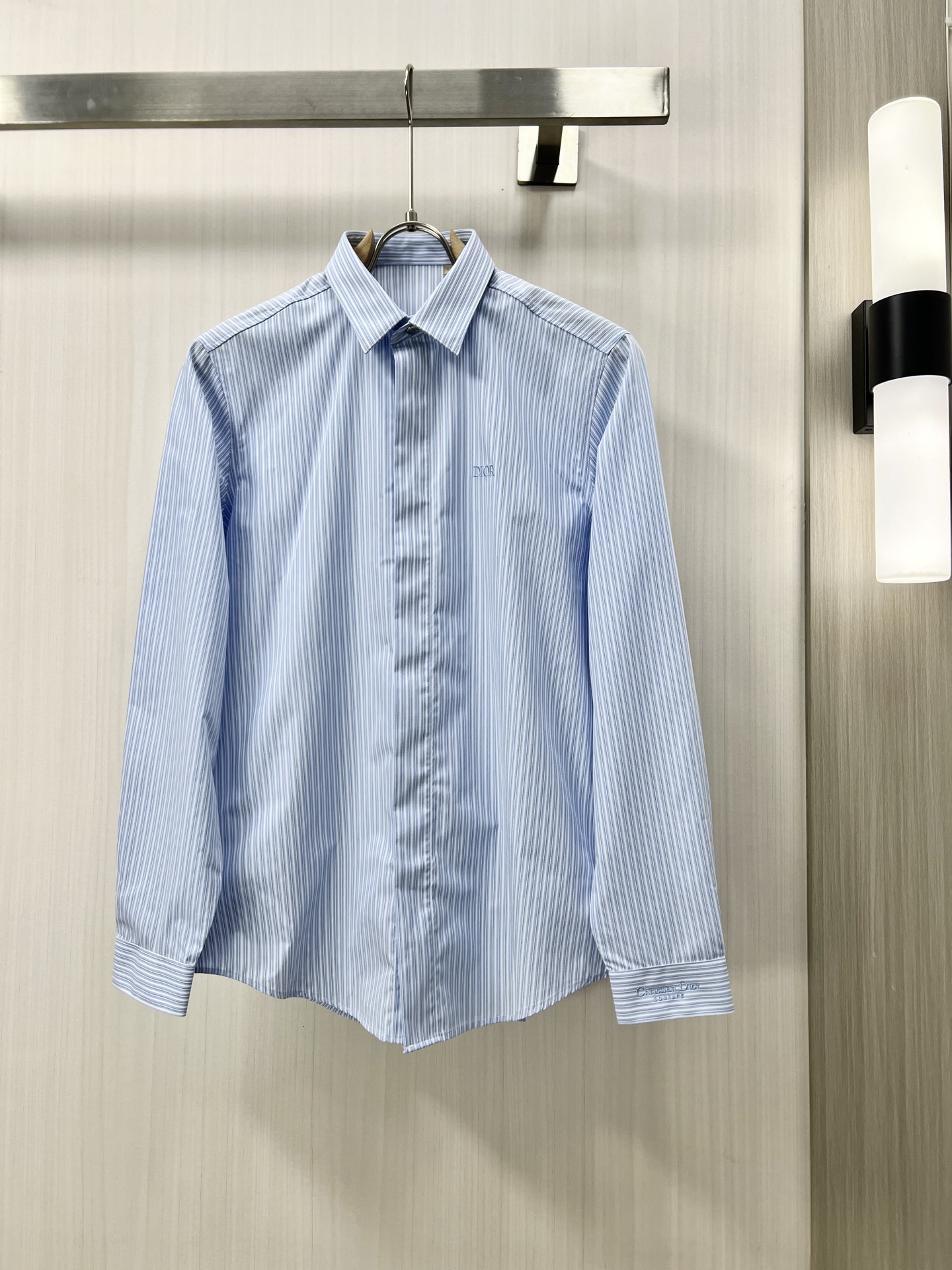 NO:120433,.DIOR 25 early spring men's shirt, business casual slim long-sleeved shirt!  An indispensable item for all men, suitable for business and casual!  A new model with a limited edition in early autumn, a city business style!  The very rare counters are directly supplied to orders for counters, saving a few thousand is not a problem. The style and tailoring of the shirt is even more delicate and plastic, and any man feels like it is tailor-made after he comes on his body!  There is no need for too much primary color decoration, it is extremely simple for men to be charming!  Built with imported organic cotton, the style is more crisp and natural, with extremely comfortable touch and excellent fit!  J size M-3XL, dior, dior,shirts,alexander wang19860909.DIOR 迪奥 25早春男士衬衫,商务休闲修身款长袖衬衣！ 所有男士必不可缺的一款,宜商务 宜休闲！早秋限量新款,都市商务气质款！ 非常稀有的专柜代工直供柜台的订单,省个大几千不是问题,衬衫的版型剪裁更是精剪塑性,任何一个男士上身后都犹如量身定做一般！不需要过多的原色装饰,对于男士来说极简便是自身魅力！ 客供进口有机棉打造,更显版型的挺括自然,触感极为舒适,贴身性能绝佳！J尺码M-3XL,,dior,dior,shirts,alexander wang,Men's clothing