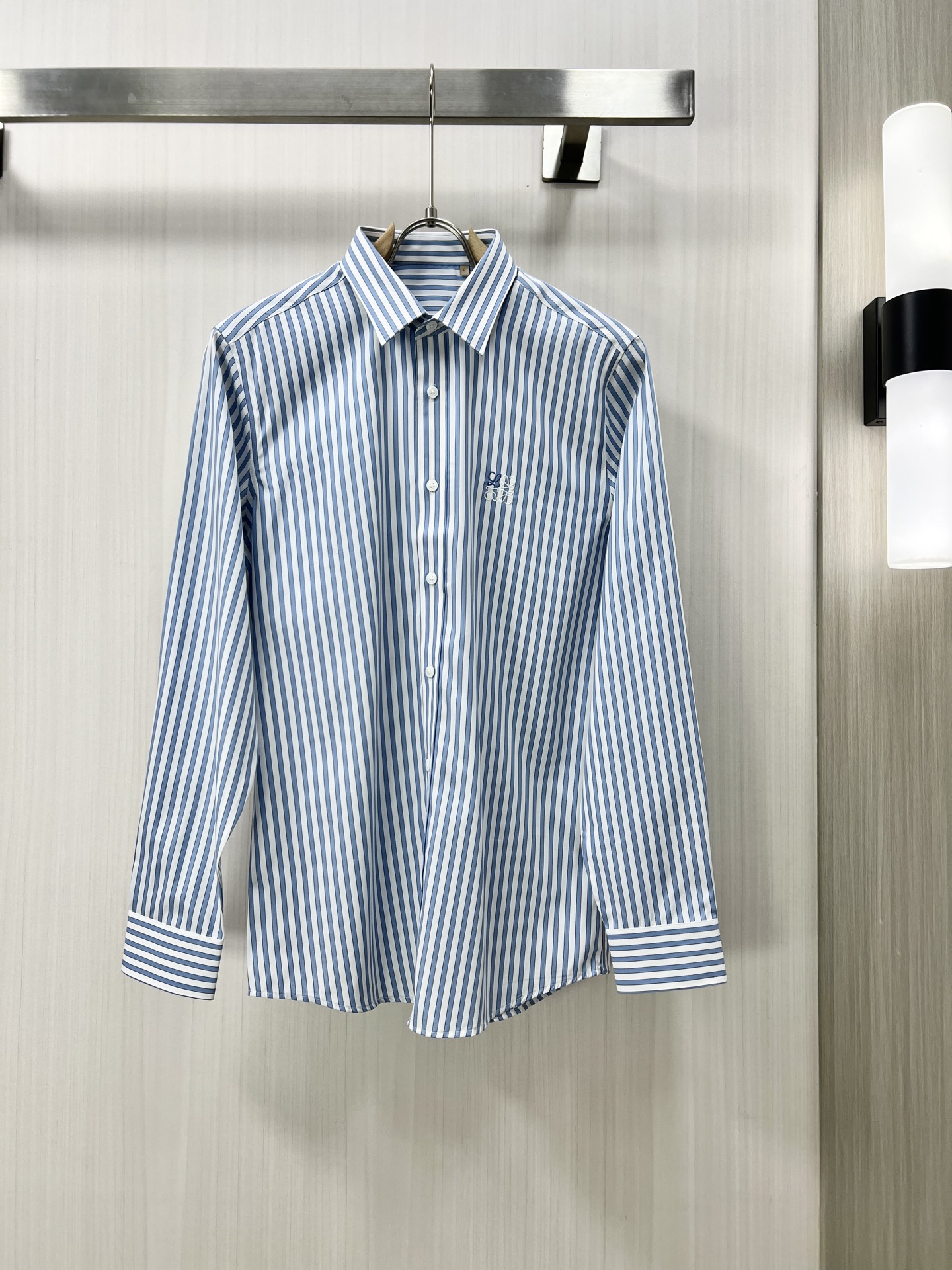 NO:120436,.LOEWE 25 Early Spring Men's Shirt, Business and Casual Slim Long Sleeve Shirt!  An indispensable item for all men, suitable for business and casual!  A new model with a limited edition in early autumn, a city business style!  The very rare counters are directly supplied to orders for counters, saving a few thousand is not a problem. The style and tailoring of the shirt is even more delicate and plastic, and any man feels like it is tailor-made after he comes on his body!  There is no need for too much primary color decoration, it is extremely simple for men to be charming!  Built with imported organic cotton, the style is more crisp and natural, with extremely comfortable touch and excellent fit!  J size M-3XL, loewe, loewe, shirts, alexander wang19860909.LOEWE 罗意威 25早春男士衬衫,商务休闲修身款长袖衬衣！ 所有男士必不可缺的一款,宜商务 宜休闲！早秋限量新款,都市商务气质款！ 非常稀有的专柜代工直供柜台的订单,省个大几千不是问题,衬衫的版型剪裁更是精剪塑性,任何一个男士上身后都犹如量身定做一般！不需要过多的原色装饰,对于男士来说极简便是自身魅力！ 客供进口有机棉打造,更显版型的挺括自然,触感极为舒适,贴身性能绝佳！J尺码M-3XL,,loewe,loewe,shirts,alexander wang,Men's clothing